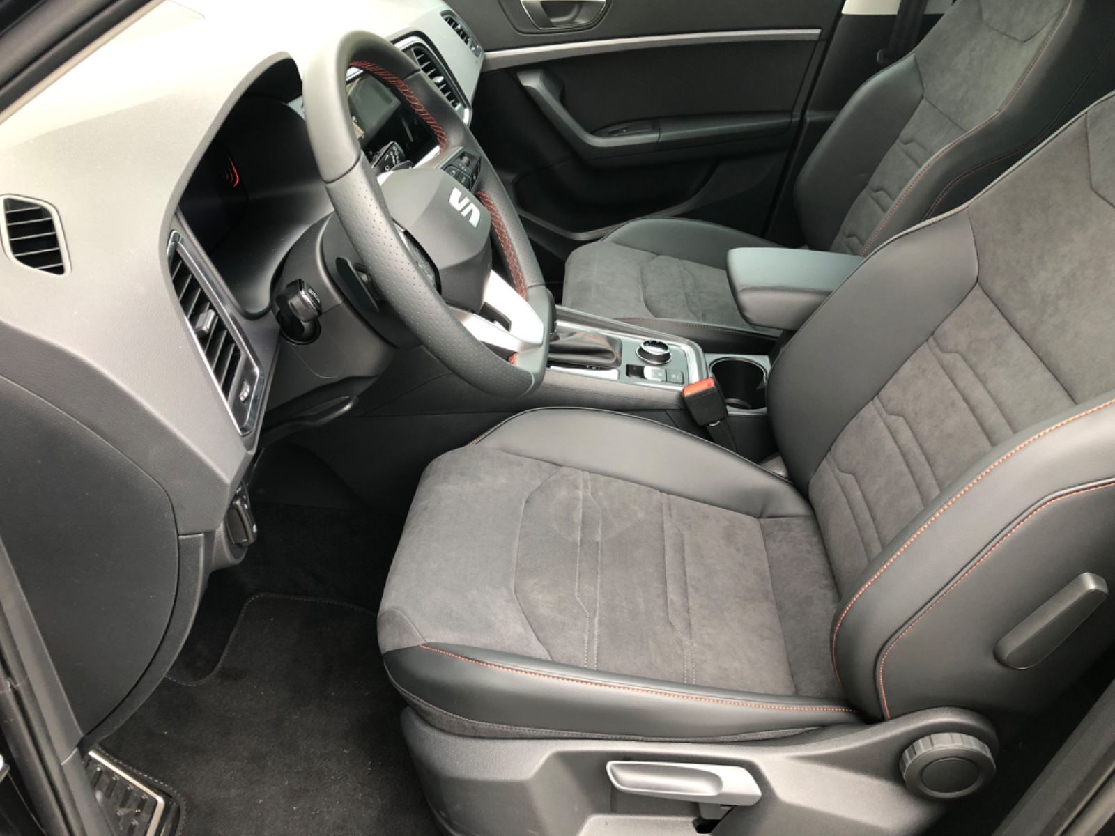 Fahrzeugabbildung SEAT Ateca 1.5 TSI FR DSG *Front Assist *AHZV-Vorb.