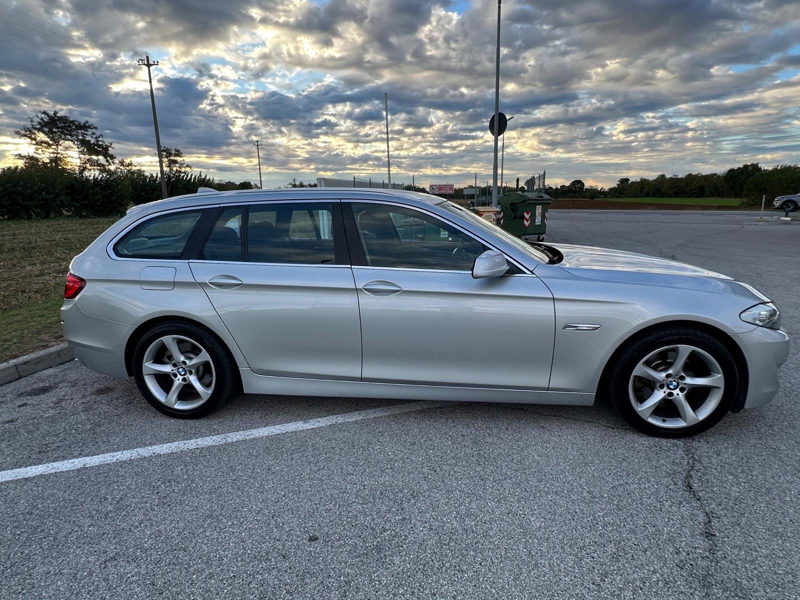 BMW 520 2011 — interior