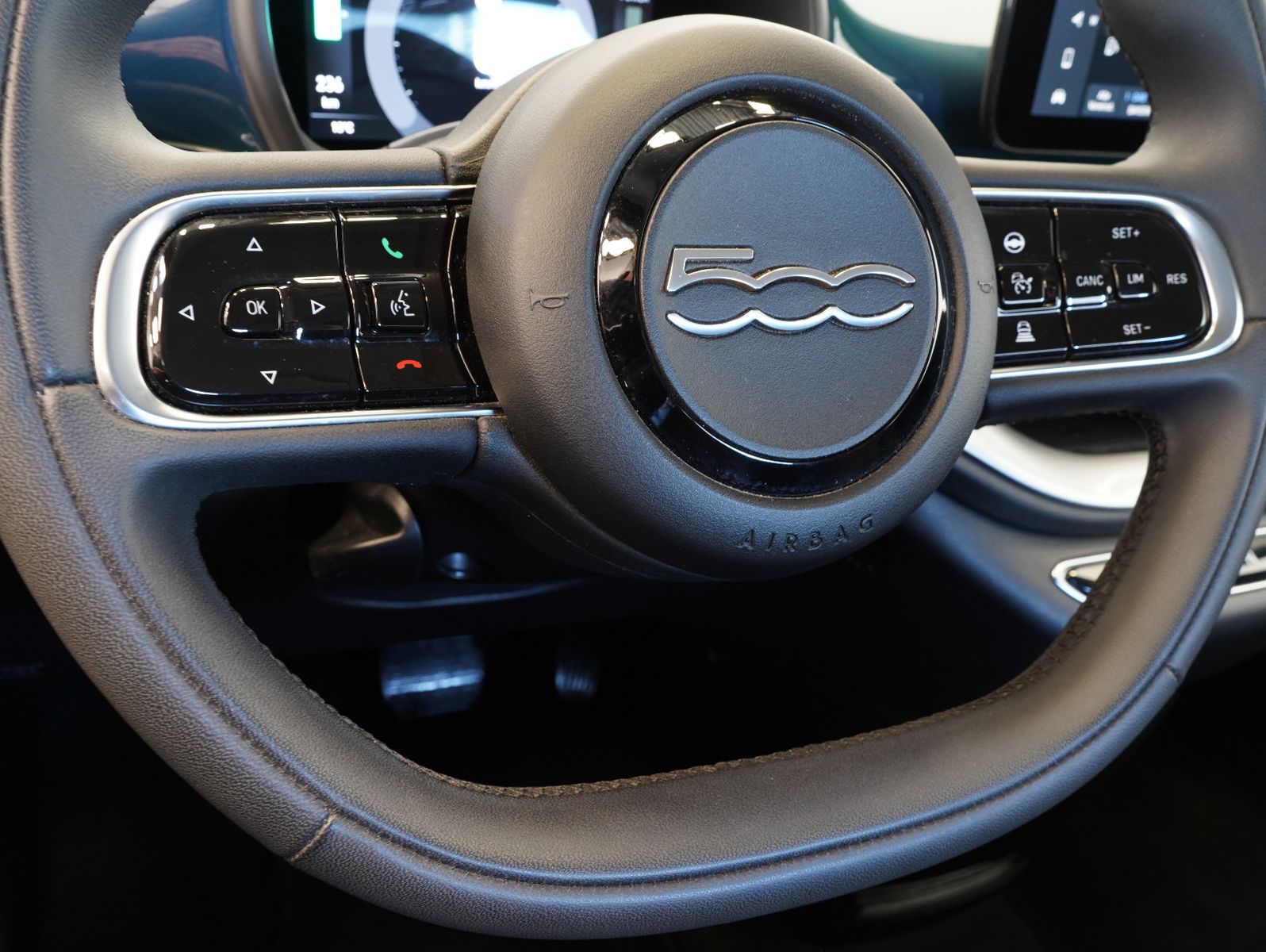 Fahrzeugabbildung Fiat 500e Icon 87KW/42kWh/DC-LADEN/CARPLAY/DAB/SOH