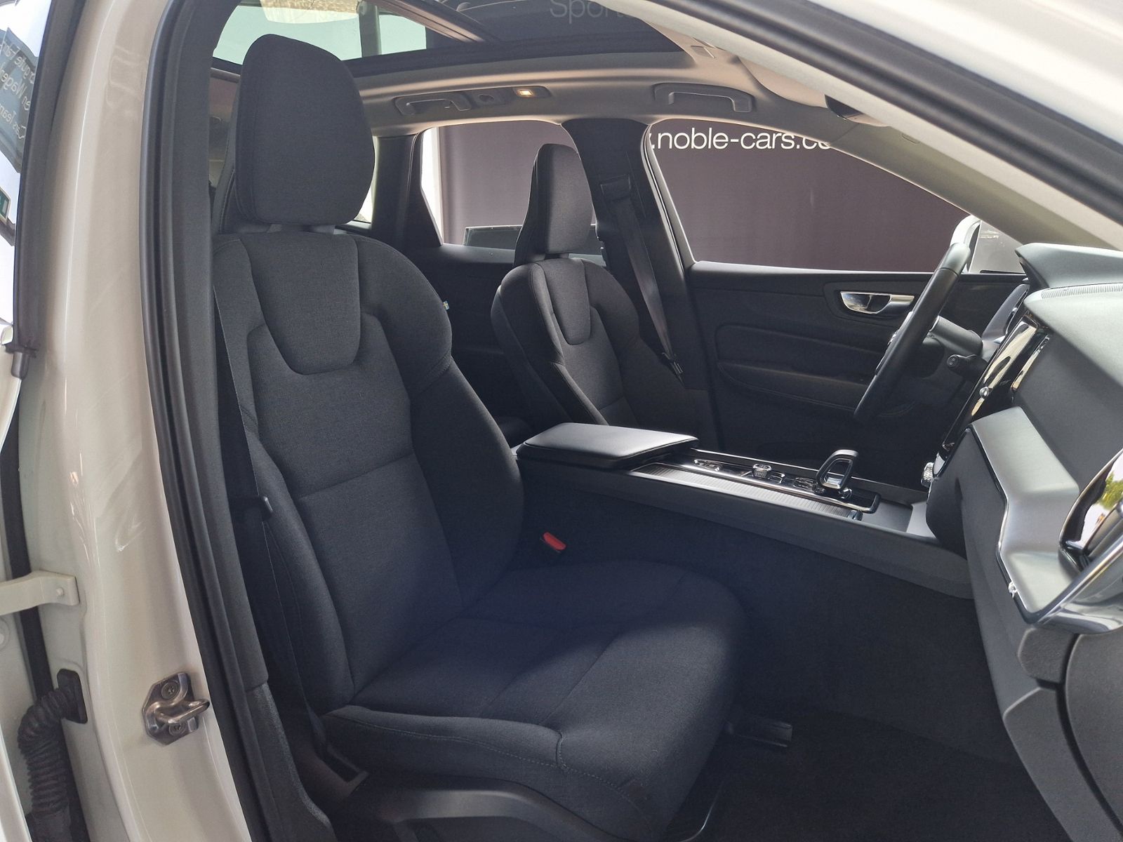 Fahrzeugabbildung Volvo XC60 Momentum Pro 2WD PANO H/K LED