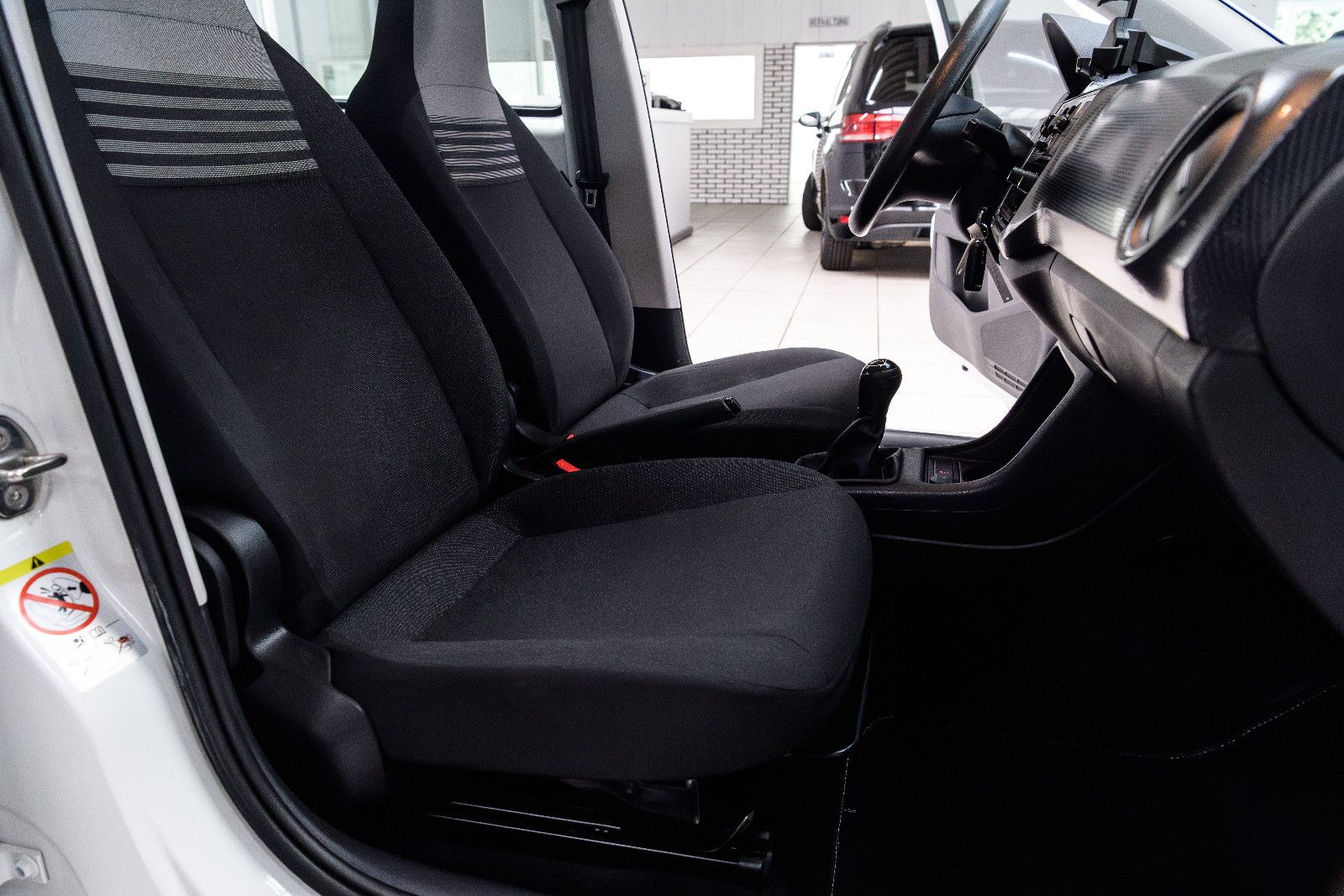 Fahrzeugabbildung Volkswagen up! 1.0l 48kw +4-türig + Maps & More + GJReifen
