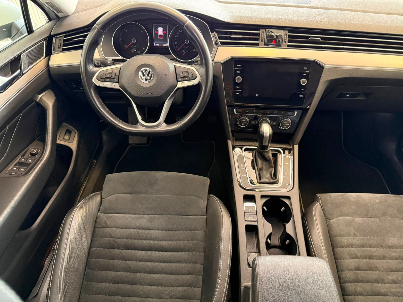 Fahrzeugabbildung Volkswagen Passat Variant Elegance / AHK / GEPFLEGT /