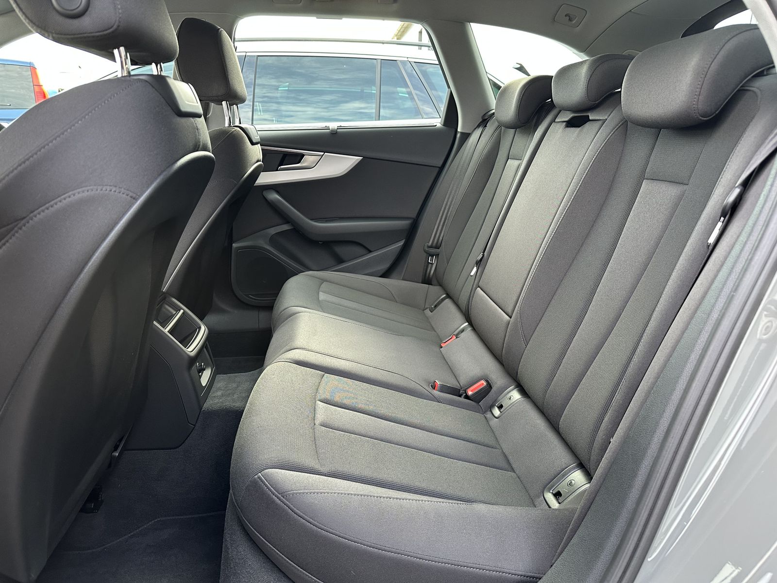 Fahrzeugabbildung Audi A4 Avant 40 TFSI Qu S-Line NAV+LED+360°+18ZO+1HD