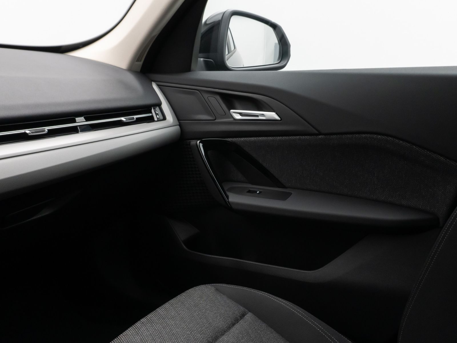 Fahrzeugabbildung BMW iX1 xDrive30 Kamera DAB Sitzhzg LED M Fahrwerk