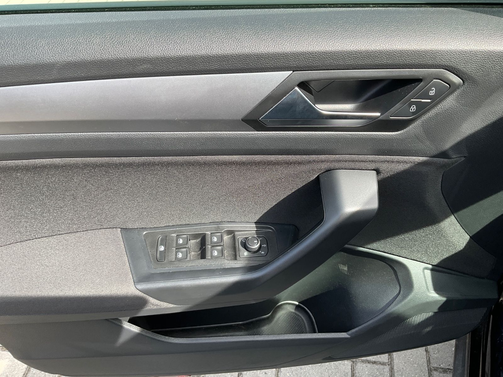 Fahrzeugabbildung Volkswagen T-Roc 1.5 TSI DSG Life,LED,AHK,Navi