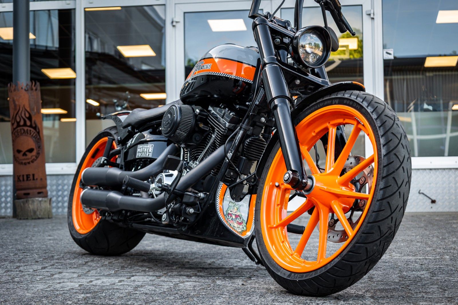 Fahrzeugabbildung Harley-Davidson FXSB Breakout 103 - Kesstech/Airride/Heckumbau -
