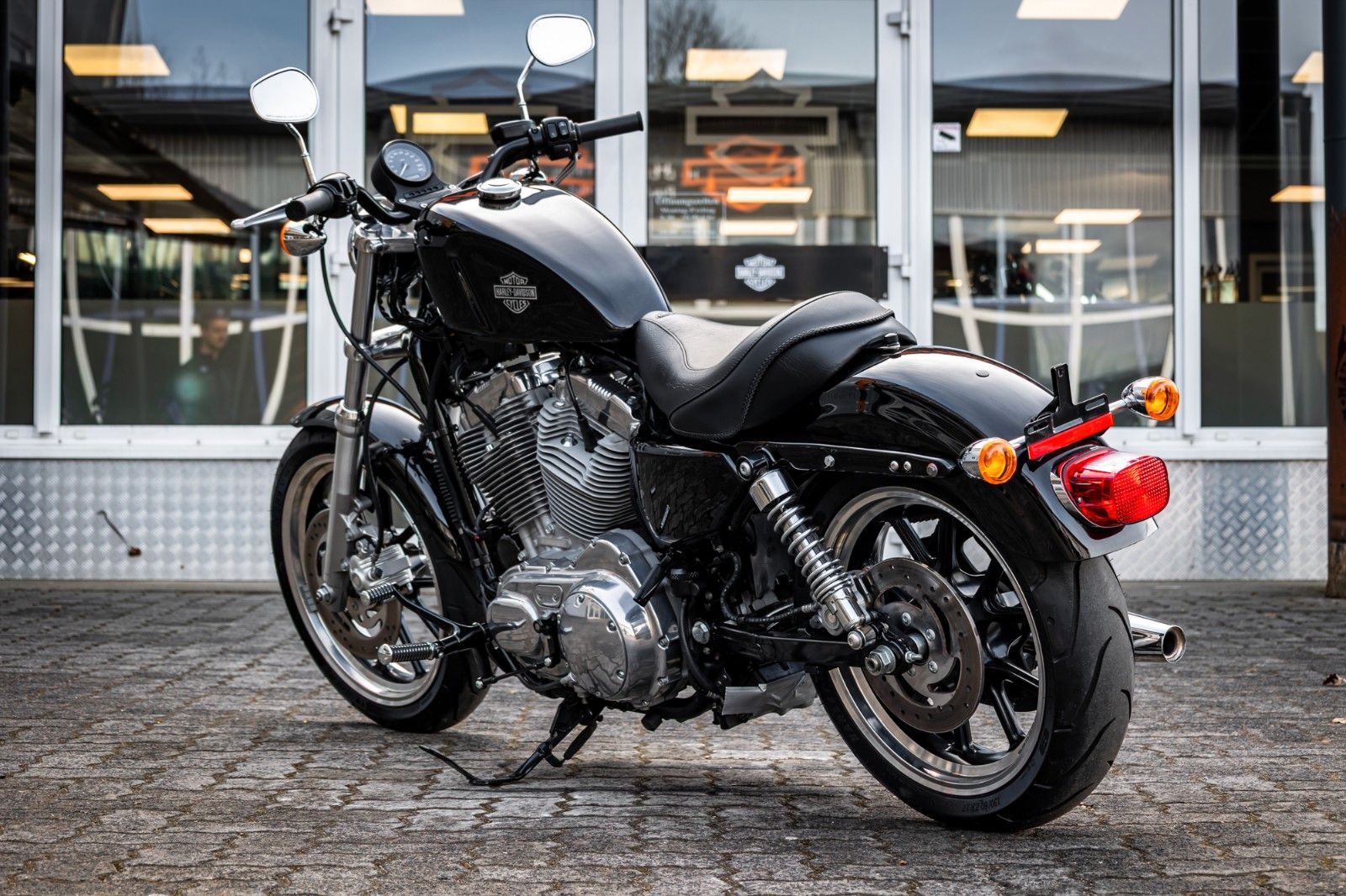 Fahrzeugabbildung Harley-Davidson XL883L SUPERLOW SPORTSTER - VIVID BLACK