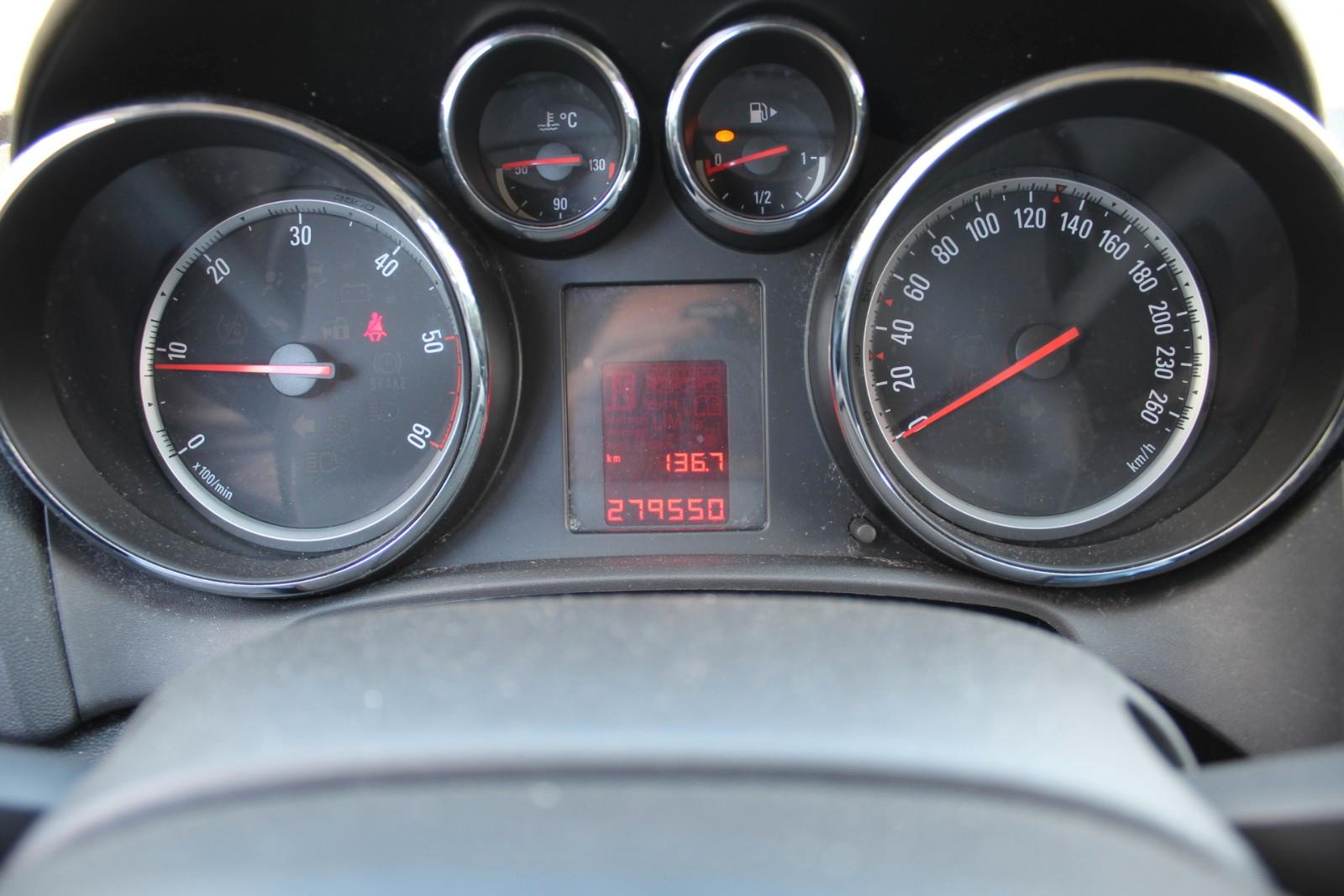 Opel Astra 2011 — photo 12