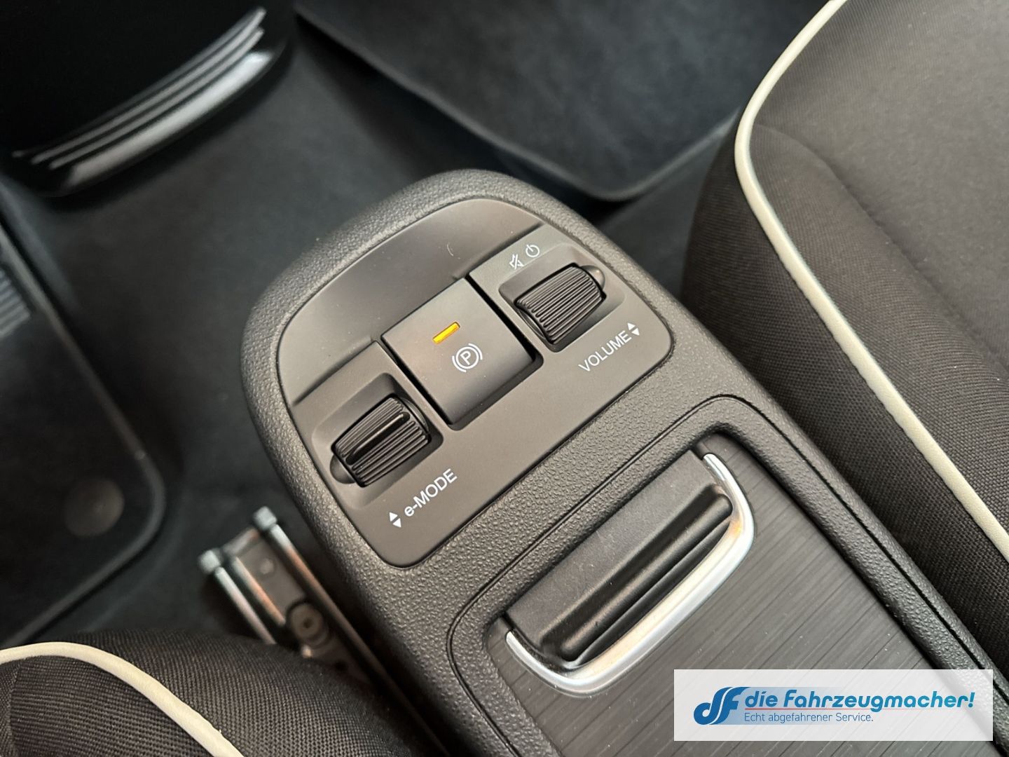 Fahrzeugabbildung Fiat 500 e Navi Soundsystem Apple CarPlay Android Au