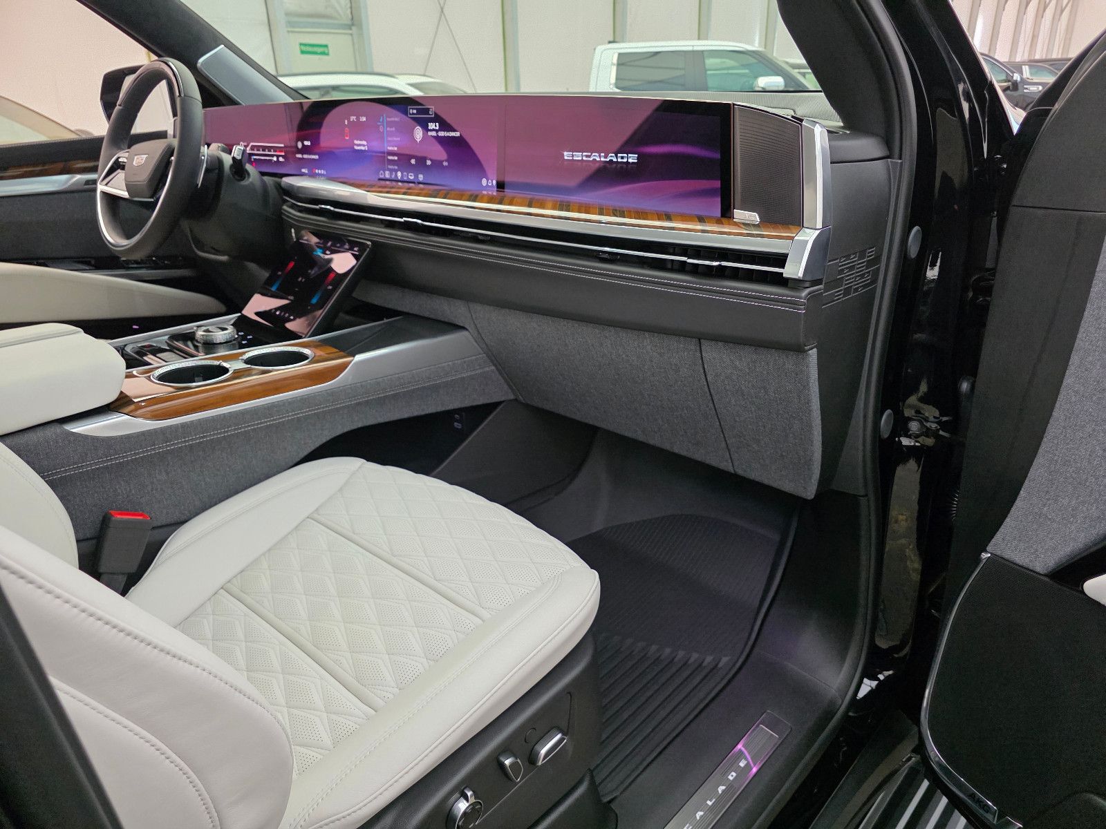 Fahrzeugabbildung Cadillac Escalade Sport Platinum T1: 129.000 EUR, Stock !