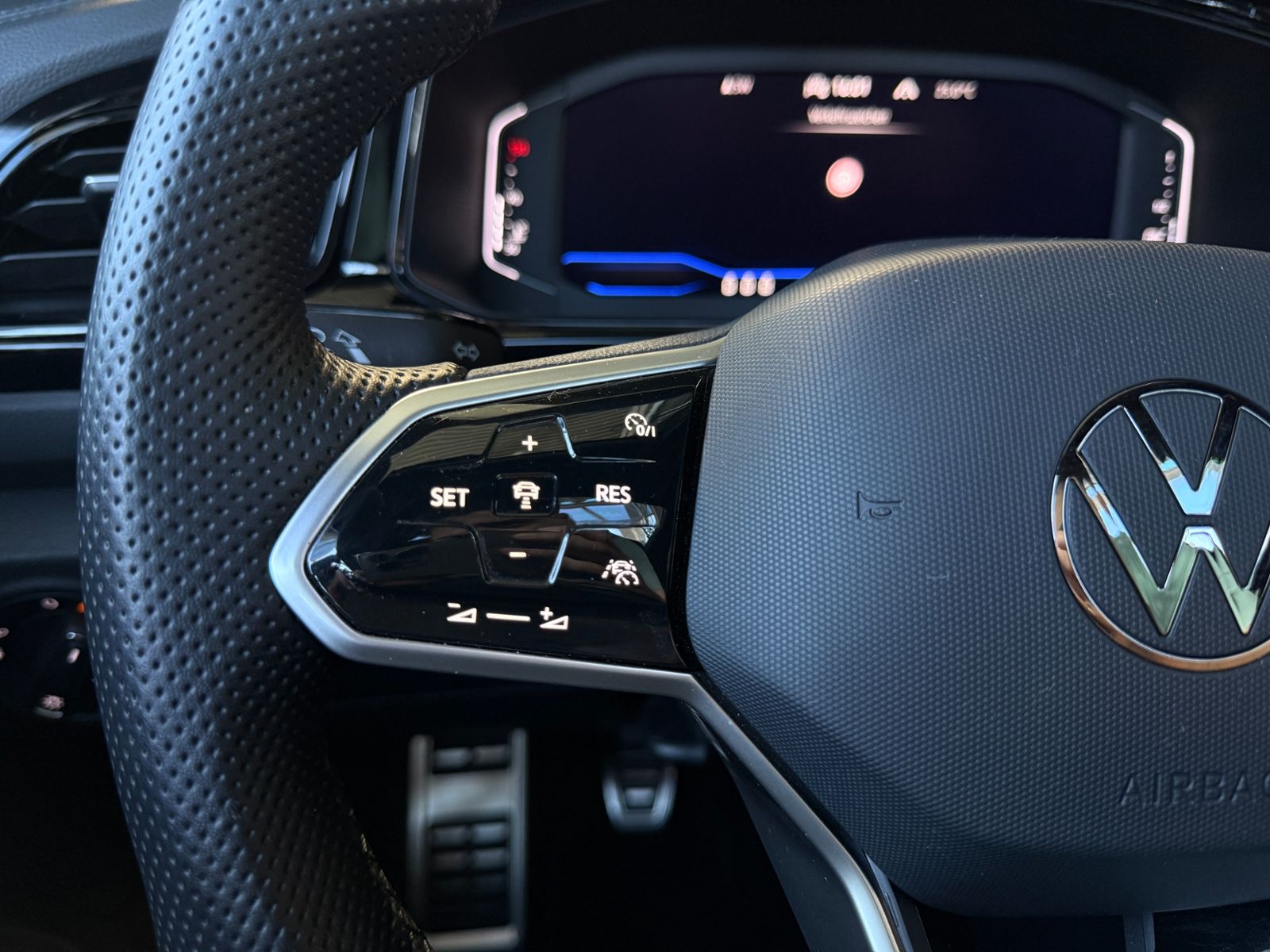 Fahrzeugabbildung Volkswagen T-Roc R-Line 1.5 l TSI  PANO ACC LED NAVI