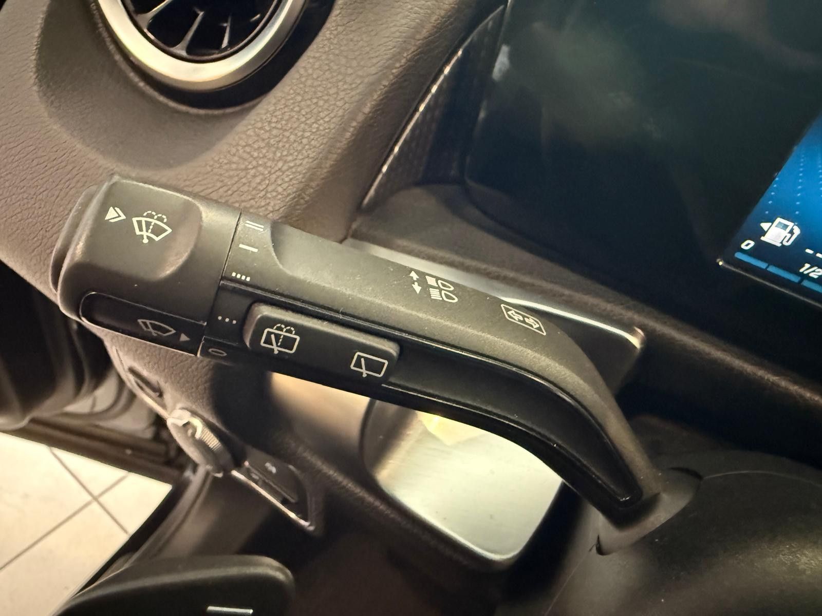 Fahrzeugabbildung Mercedes-Benz GLB 200 / SCHEKCHEFT / LED / NAVI / KAMERA