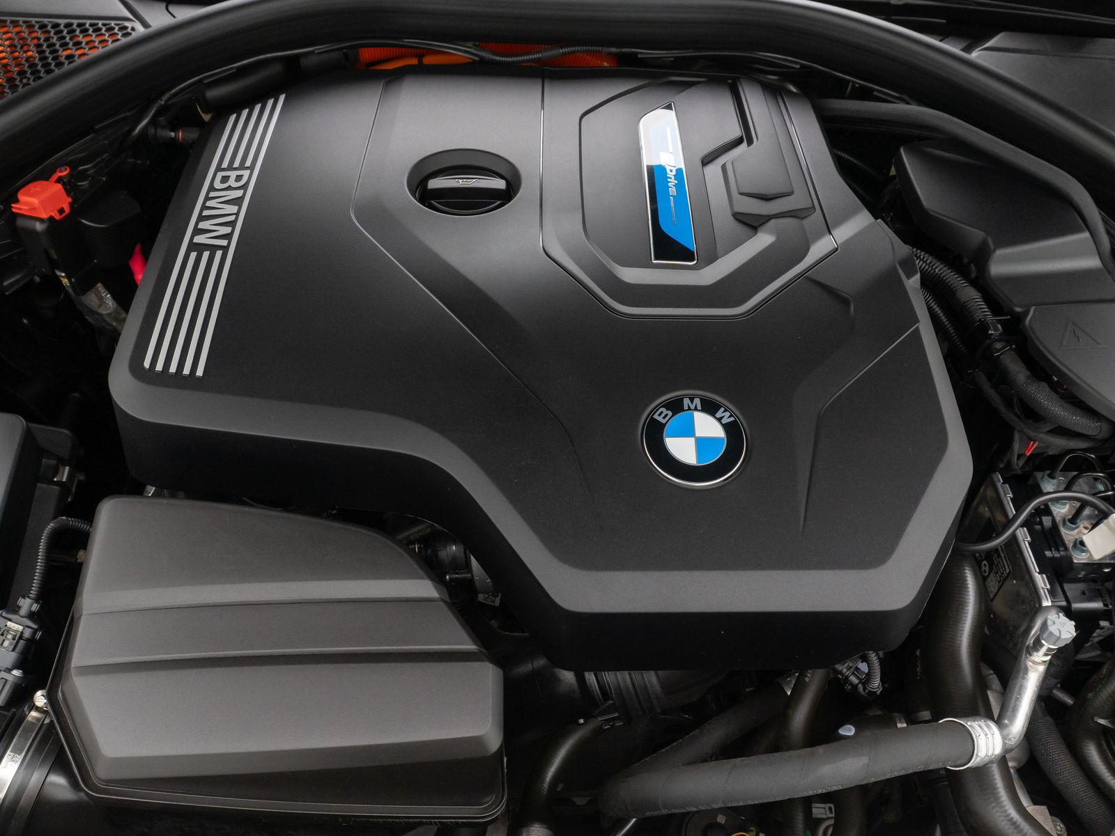Fahrzeugabbildung BMW 320e Panorama Kamera DAB Alarm Geschwindigkeit