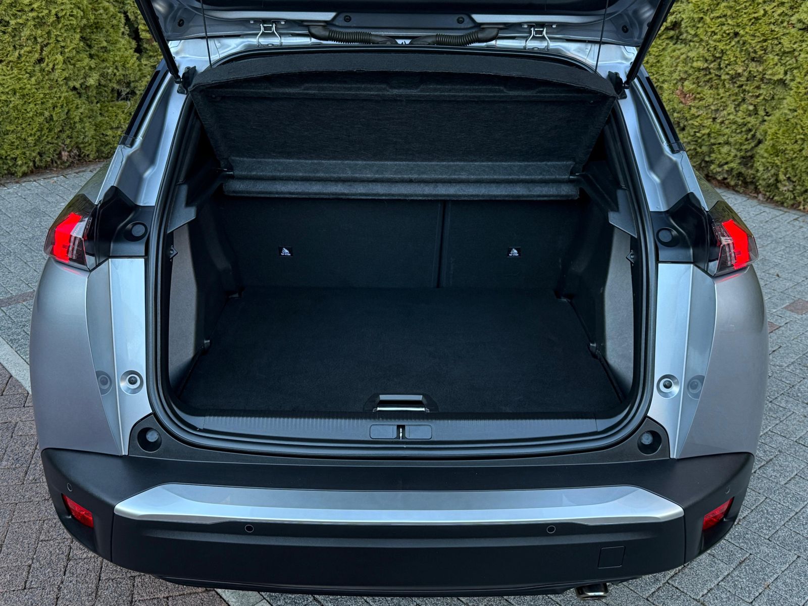 Fahrzeugabbildung Peugeot 2008 1.5 BlueHDI Allure Pack LED+NAV+SHZ+KAM+DAB