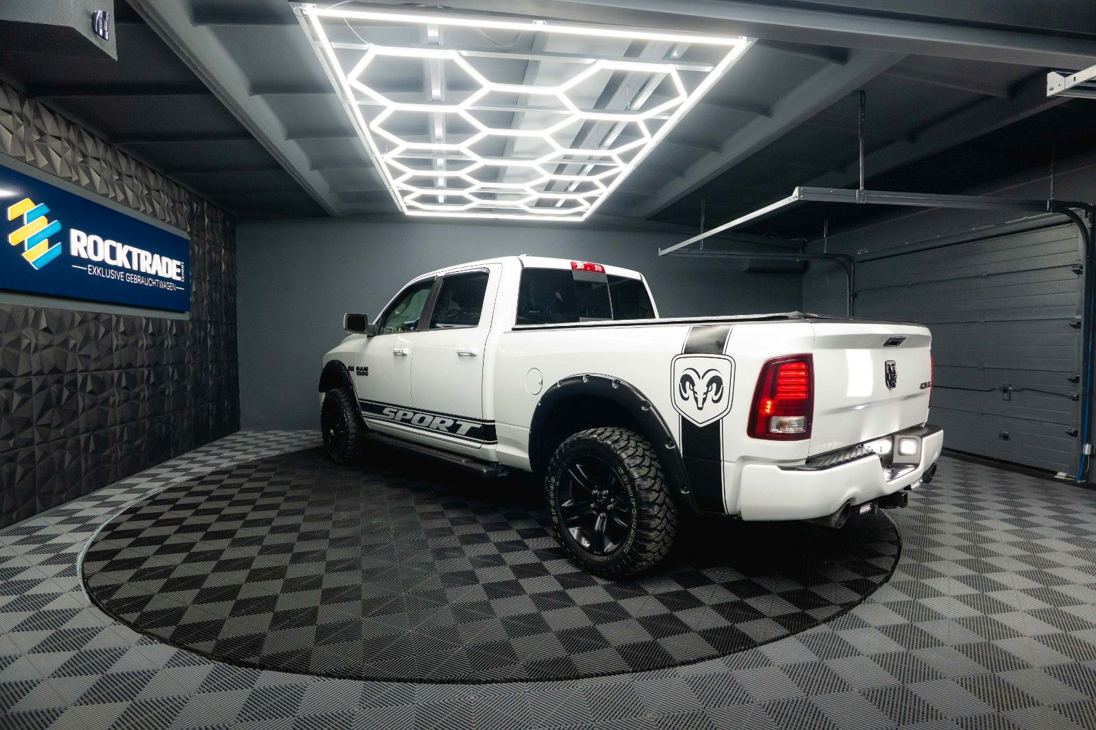 Fahrzeugabbildung Dodge RAM 5.7 V8 HEMI 4x4 Offroad Sport  LONGBED *LPG*