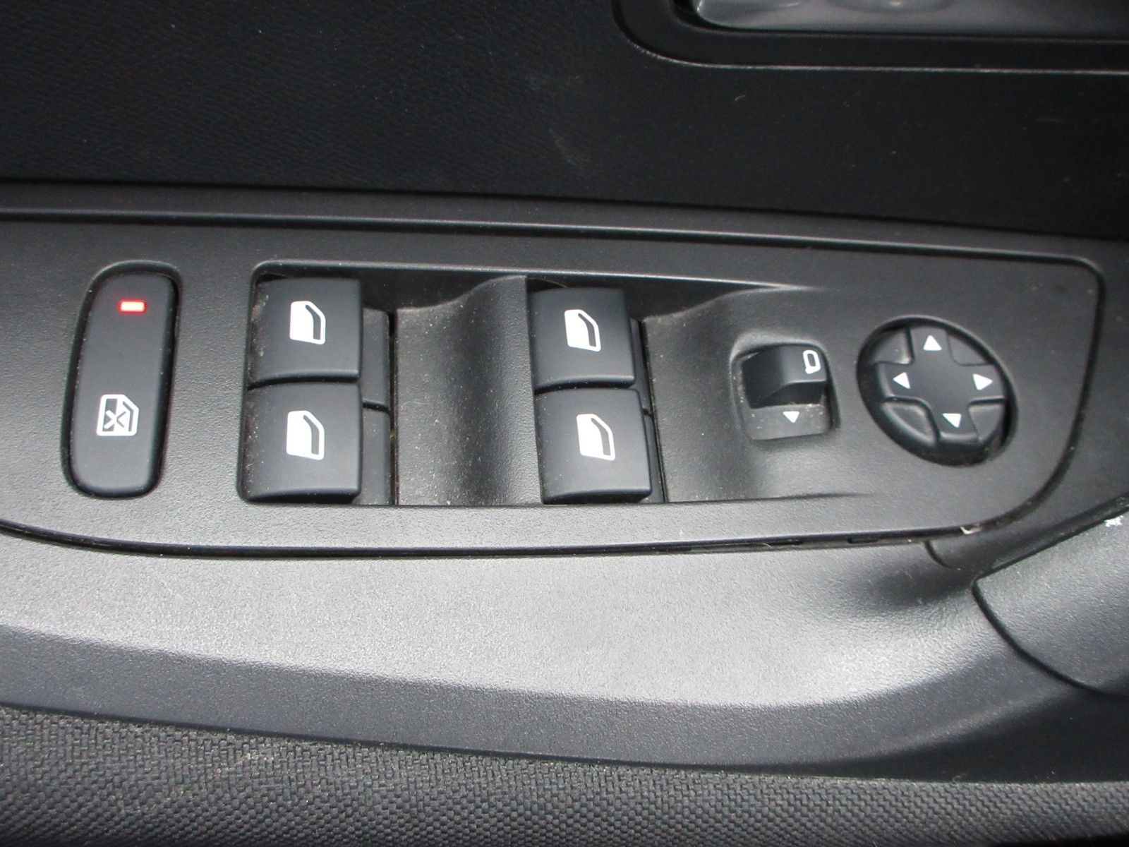 Fahrzeugabbildung Peugeot 2008 Active LED/NAVI/PDC/CAM/SHZ