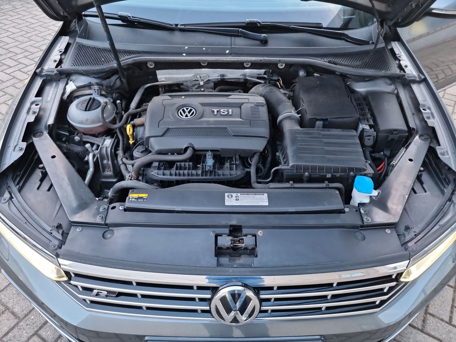 Fahrzeugabbildung Volkswagen Passat Variant 1.8 TSI DSG R-Line AHK eKLAPPE KA