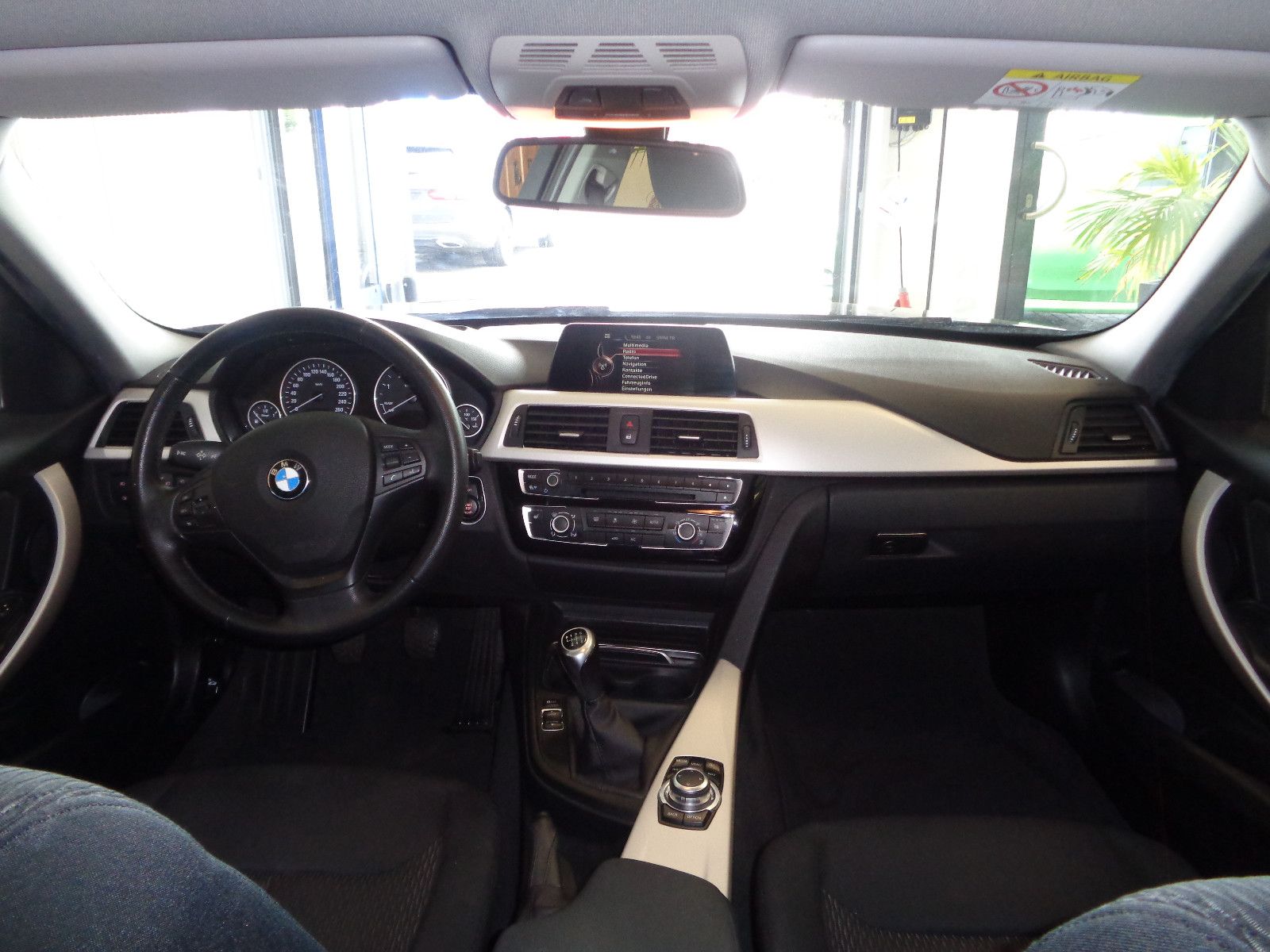 Fahrzeugabbildung BMW 320d / NAVI / GARANTIE / HEADUP /