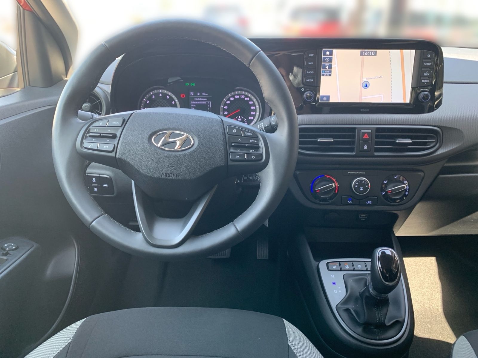 Fahrzeugabbildung Hyundai i10 1.2 PDC Navi Kamera 8Fach Bereift