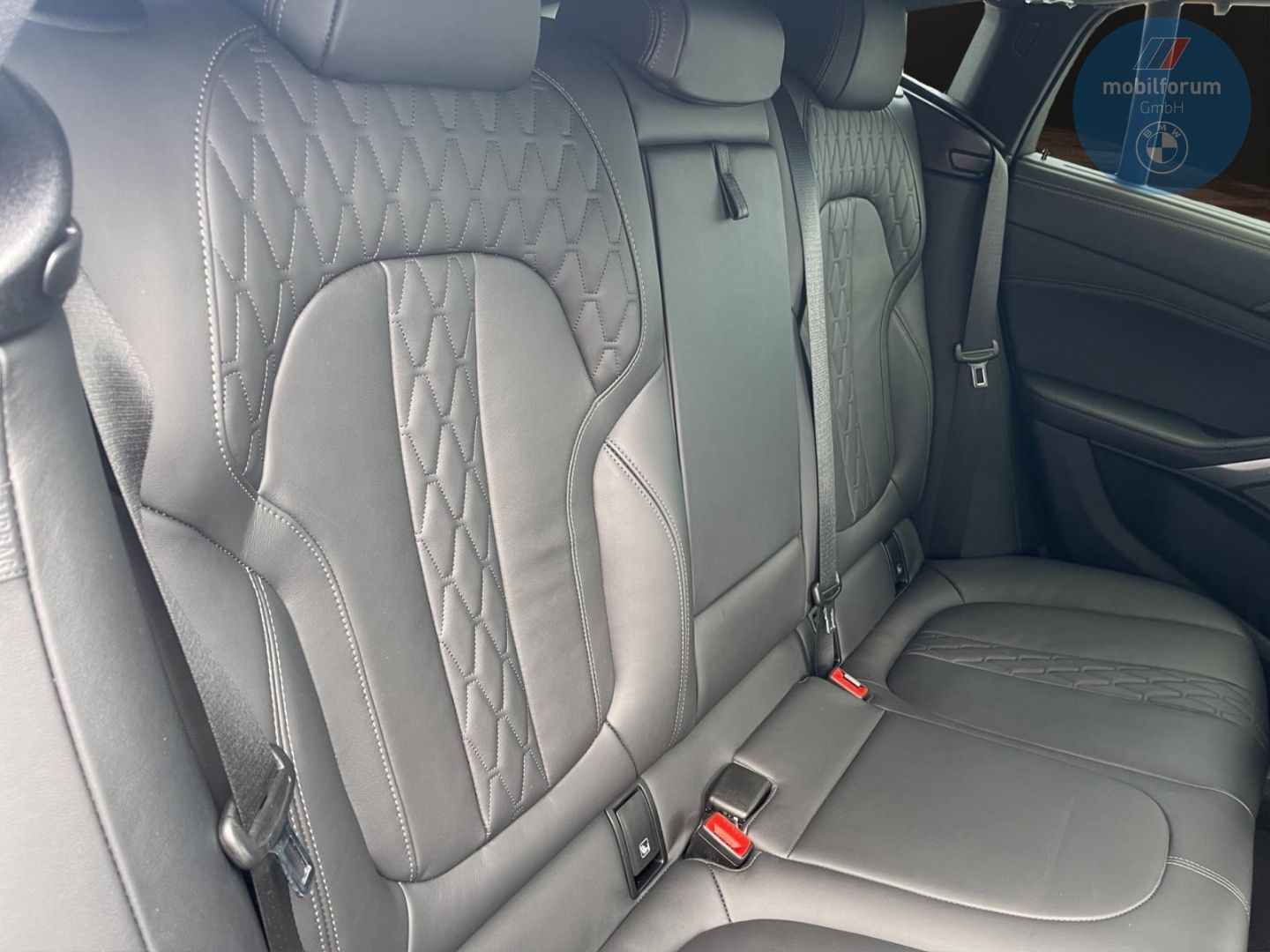 BMW X6 xDrive40d M-Sport AHK Massage StandHZG Pano foto 4