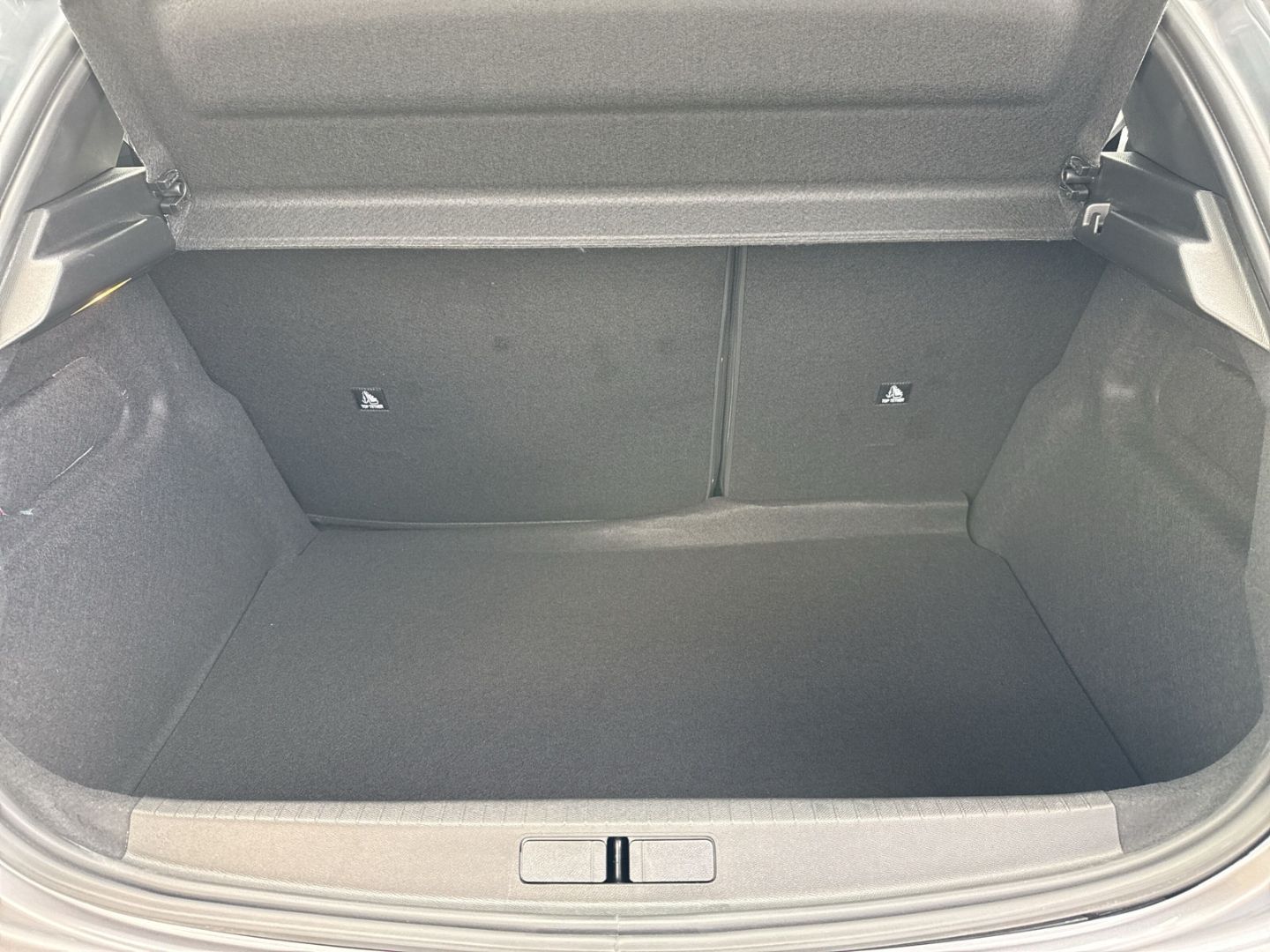 Fahrzeugabbildung Peugeot 208 Style 1.2 PureTech 100 Fahrerprofil DAB SHZ