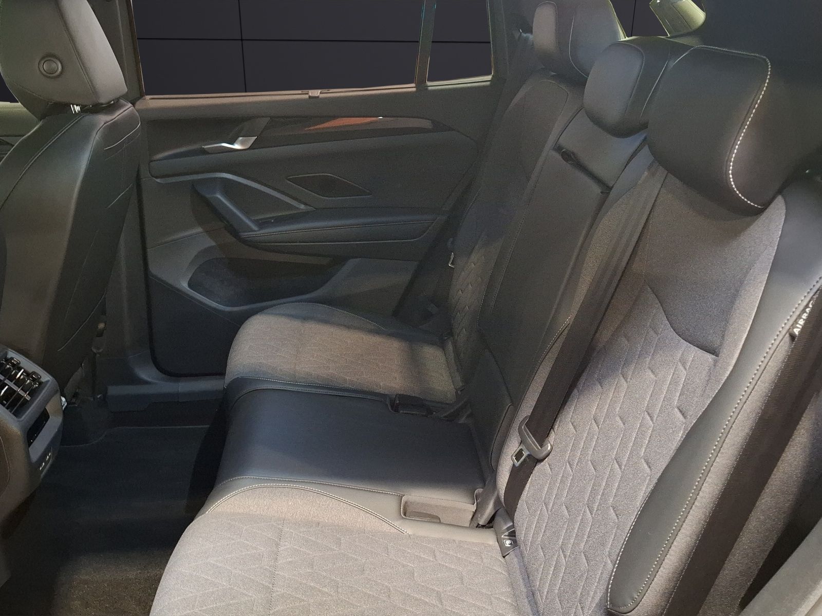 Fahrzeugabbildung Volkswagen Tayron eTSI Life DSG LED AHK Navi AID ACC RFK SH