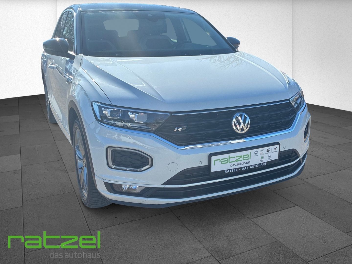 Fahrzeugabbildung Volkswagen T-Roc 1.5 TSI DSG R-Line RFK Navi AHK abnehmbar