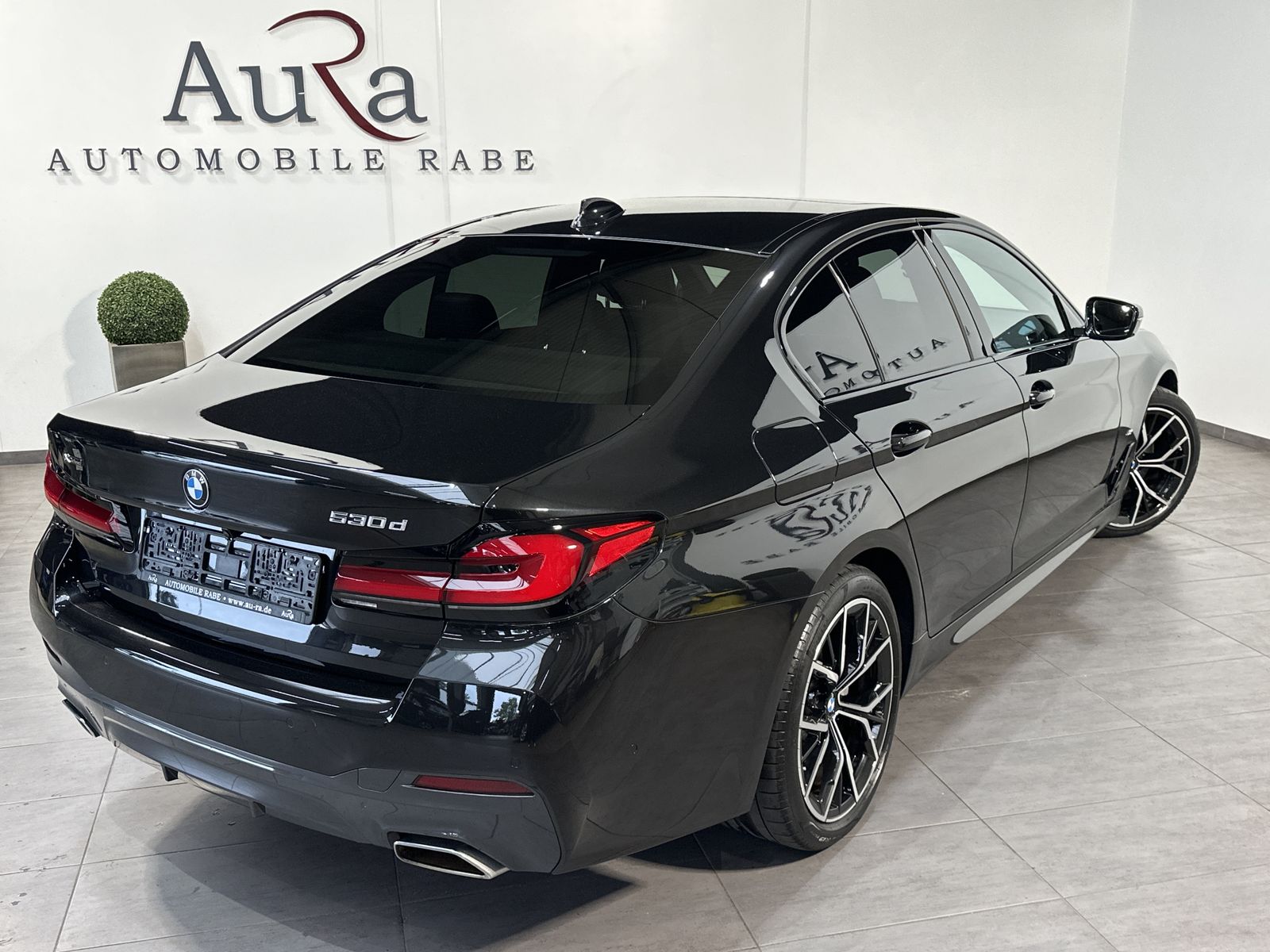 Fahrzeugabbildung BMW 530d xDrive M-Sport NAV+LED+AHK+HEAD-UP+GLASDACH