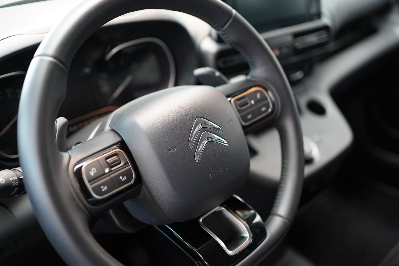 Fahrzeugabbildung Citroën Berlingo M PureTech 130 EAT8 Shine Automatik DAB