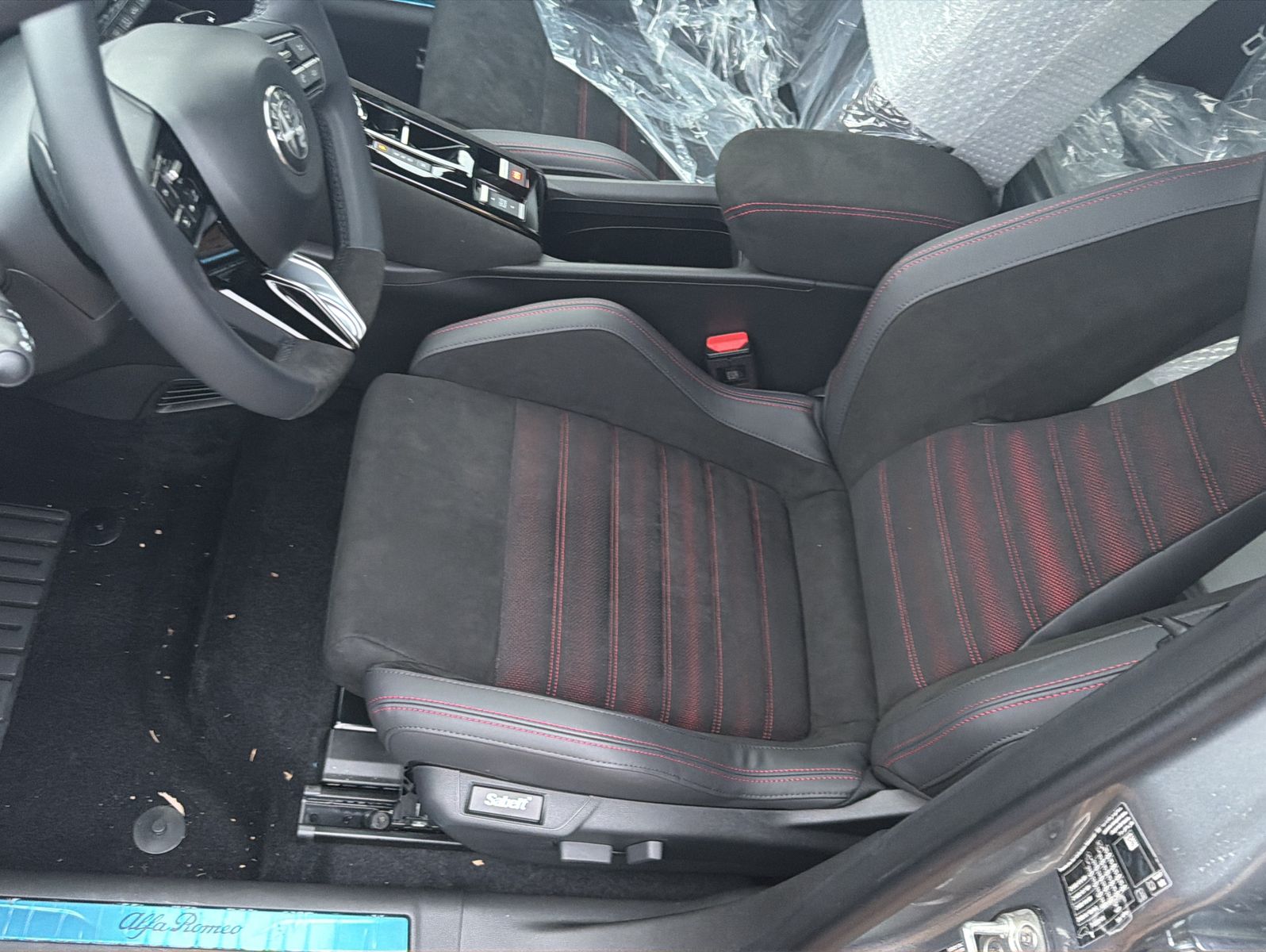 Fahrzeugabbildung Alfa Romeo Junior Ibrida 1.2 VGT 48V-Hybrid 100 kW Speciale