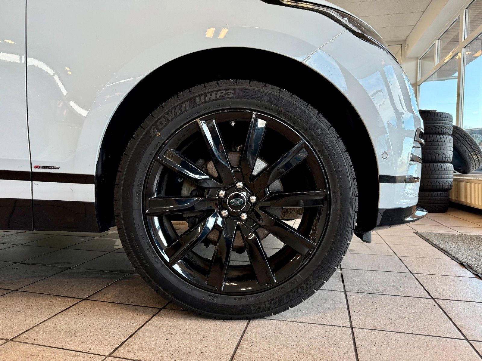 Fahrzeugabbildung Land Rover Range Rover Velar P250 R-Dynamic SE DesignPaket