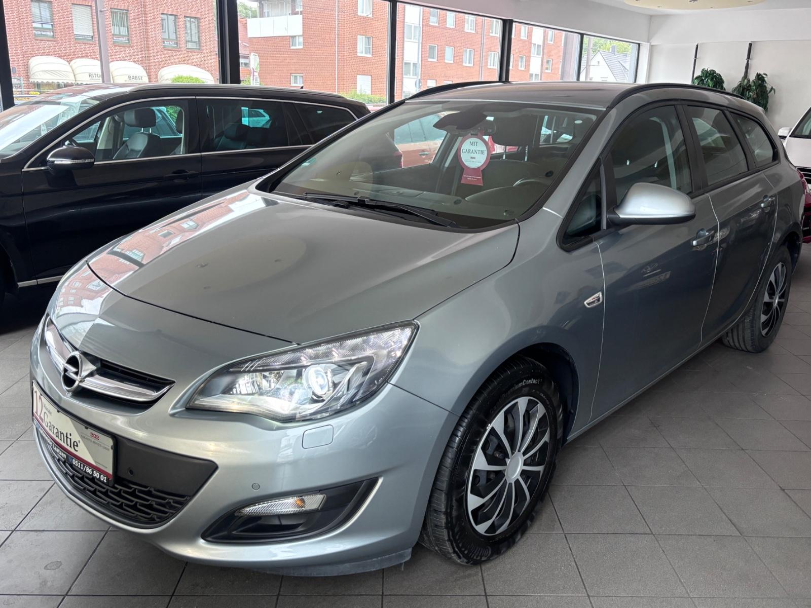 Opel Astra 2014 — rear view
