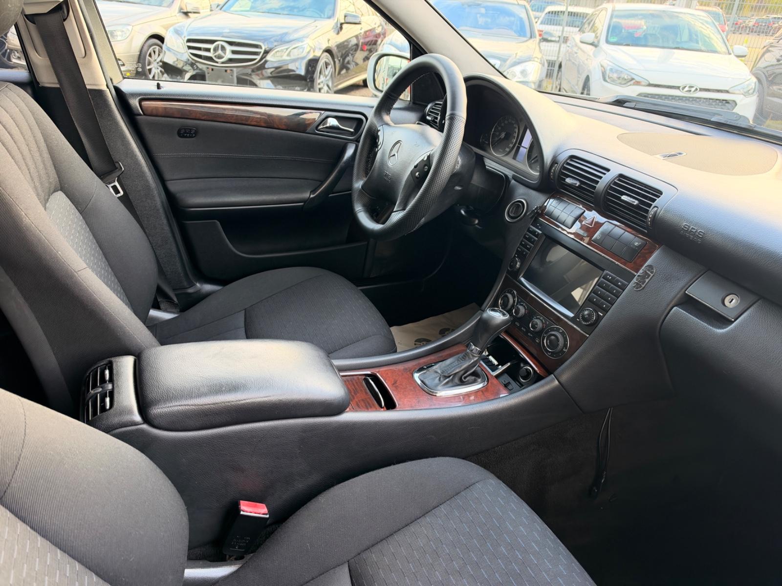 Mercedes-Benz C220 2005 — photo 11