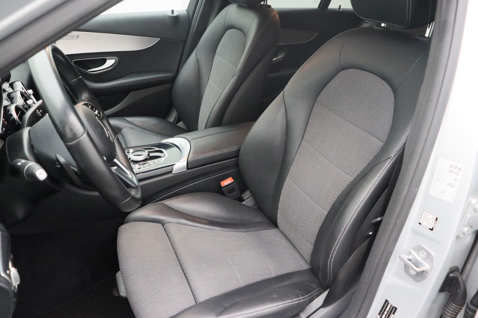 Fahrzeugabbildung Mercedes-Benz C 300 T-Modell 4Matic ACC AHK LED