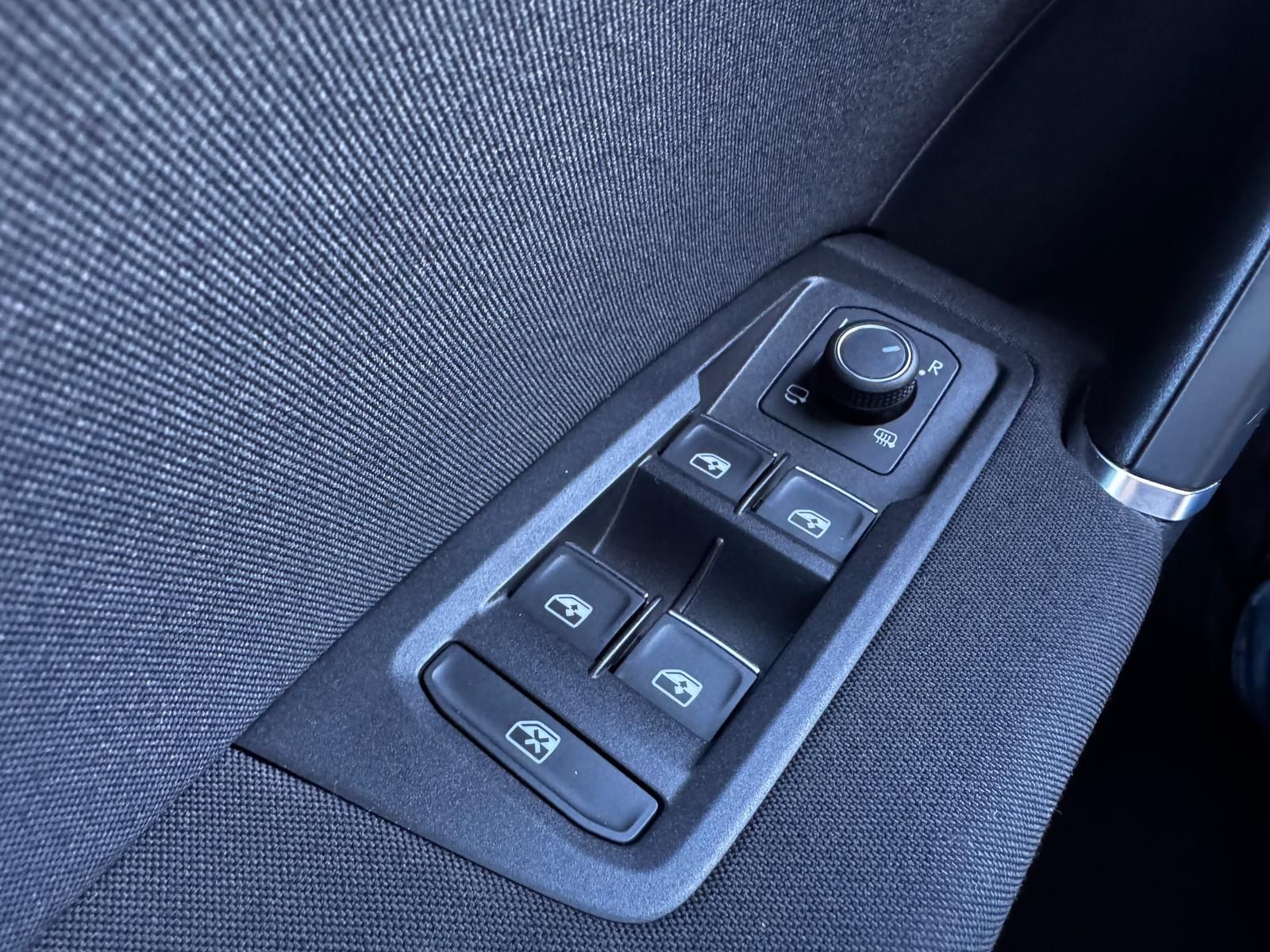 Fahrzeugabbildung Volkswagen Touran Highline 1.5 TSI EU6d-T OPF R-Line Pano