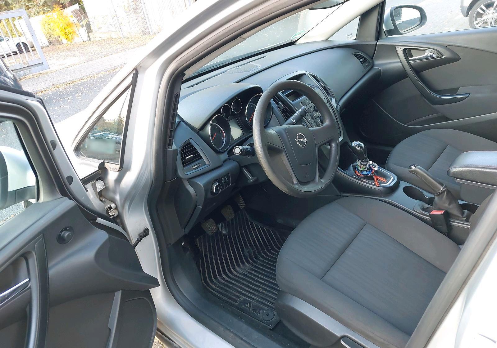 Opel Astra 2011 — photo 8