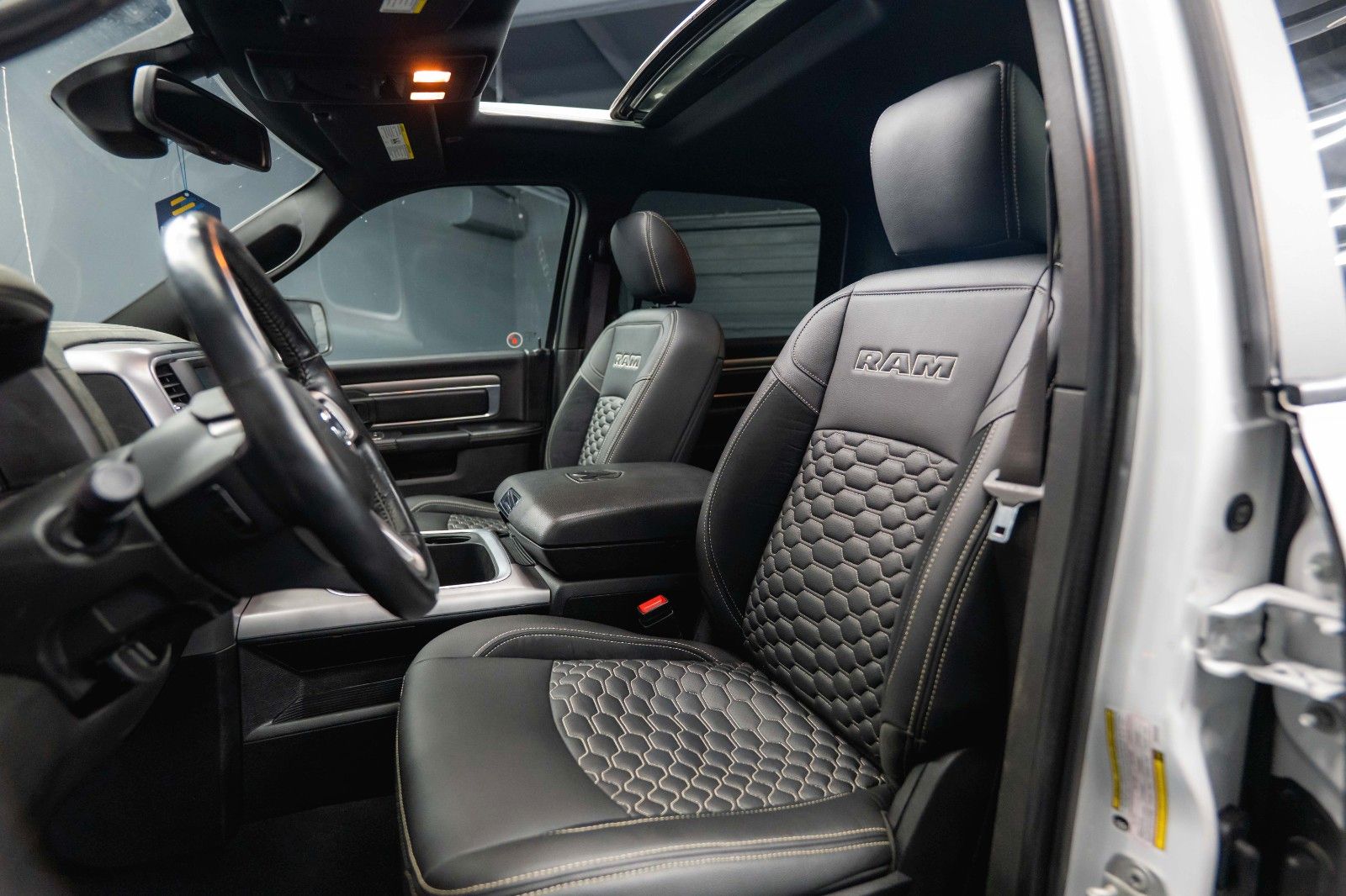 Fahrzeugabbildung Dodge RAM 5.7 V8 HEMI 4x4 OFFROAD Night-Paket *LED*AHK