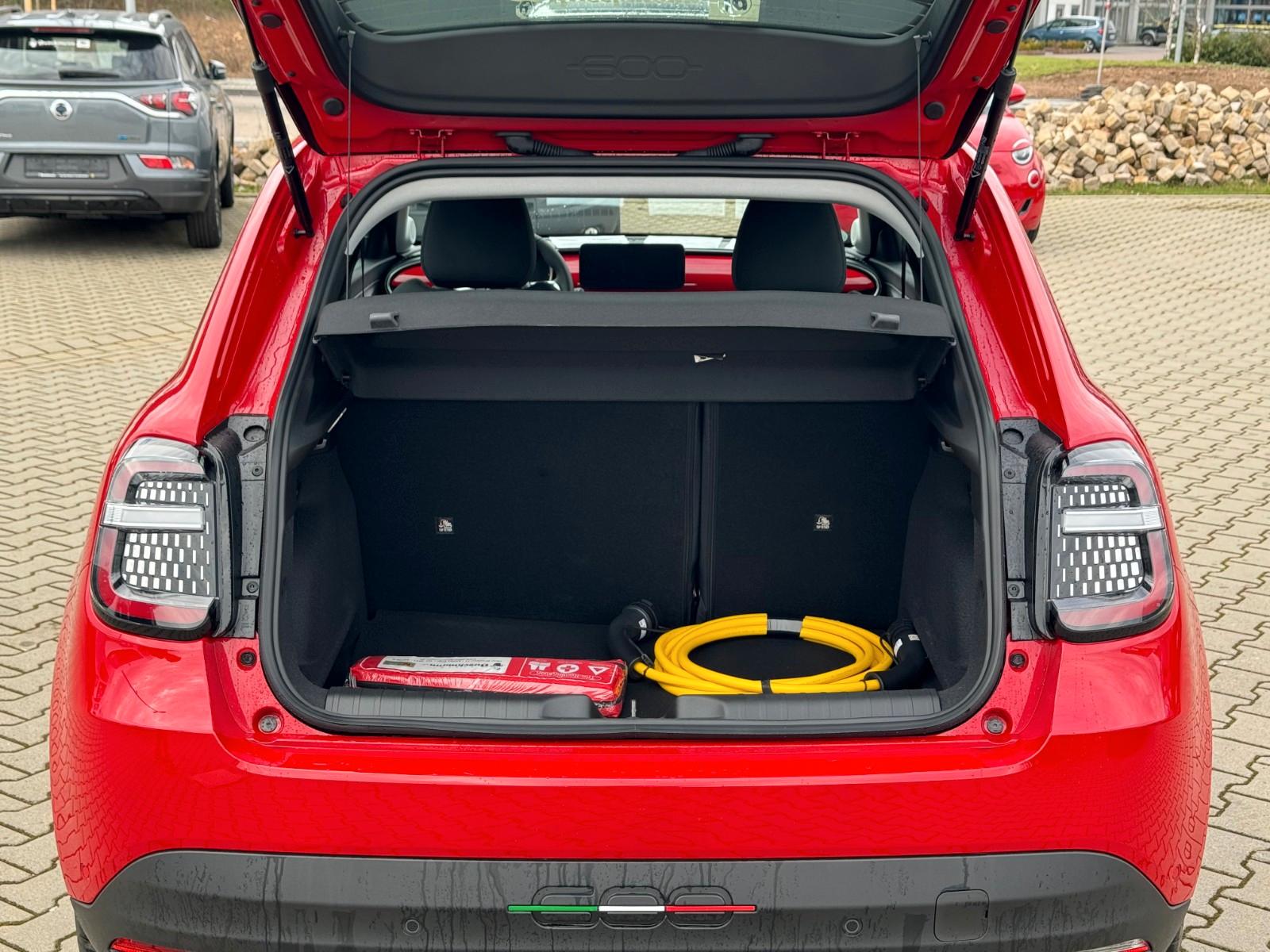 Fiat 600e Sondermodell RED 54 kWh Gratis Wallbox