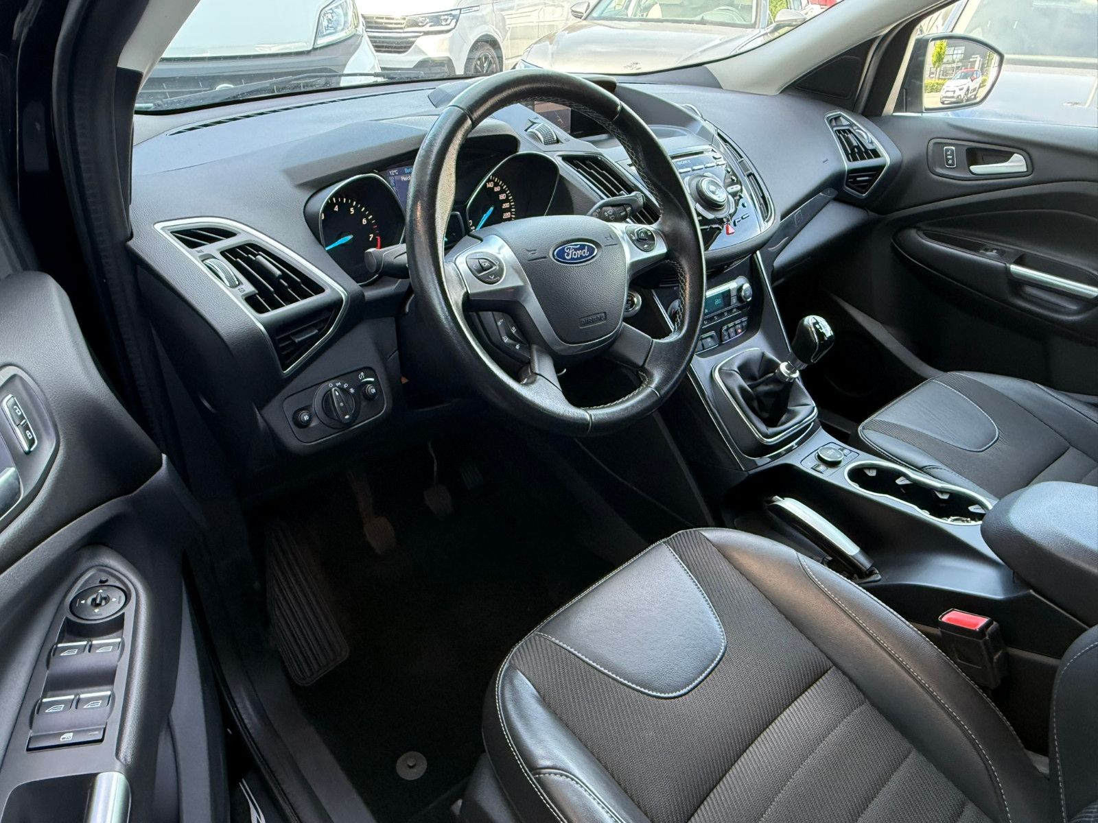 Fahrzeugabbildung Ford Kuga Individual KLIMAAUTO SITZHEIZUNG AHK