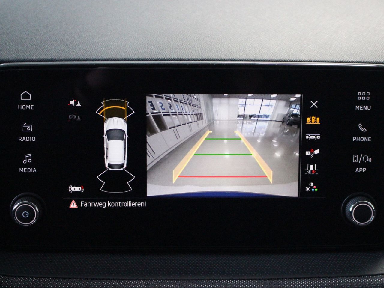 Fahrzeugabbildung SKODA Fabia 1.0 TSI Selection RFK/SHZ/APP/Keyless