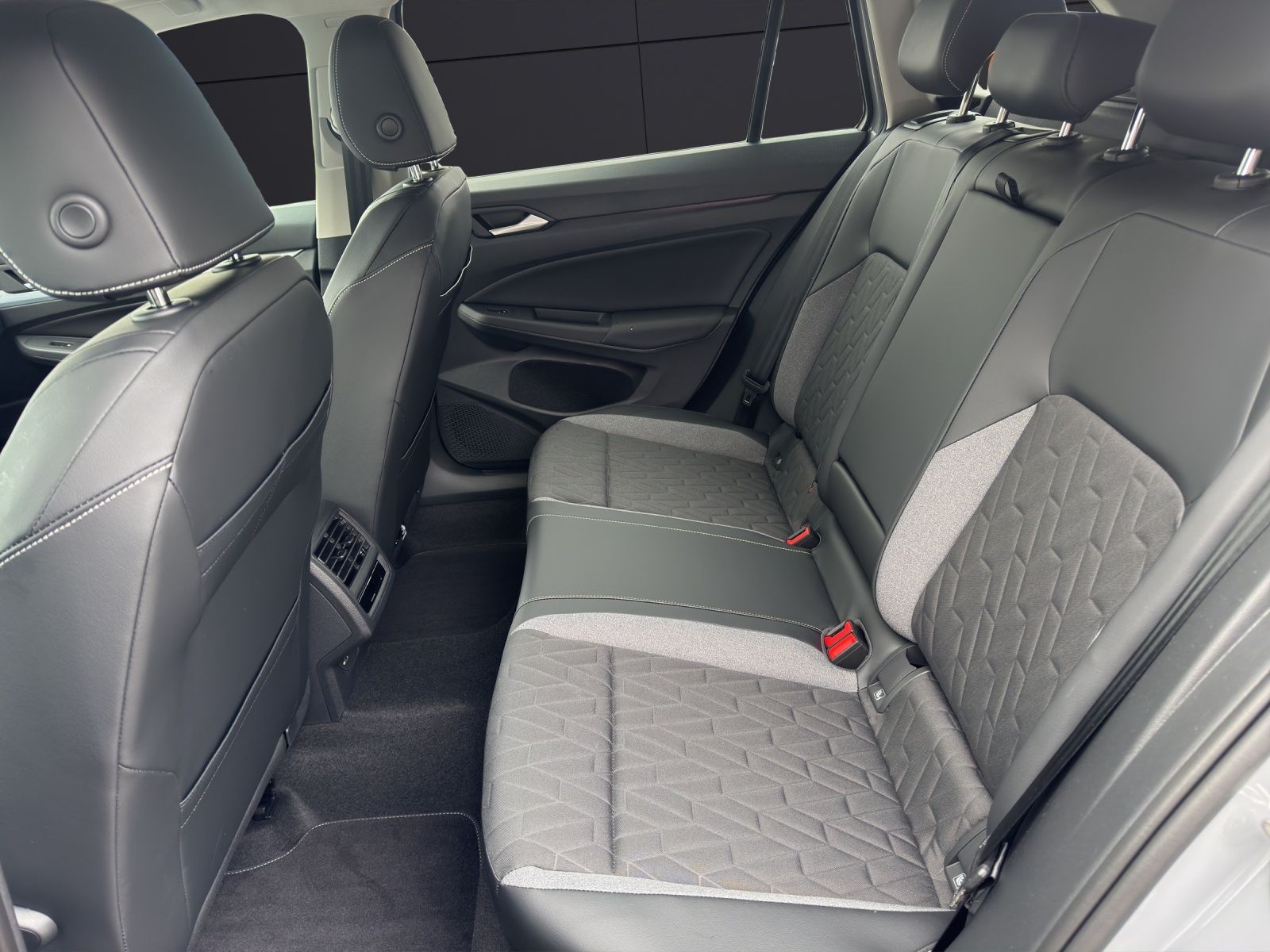 Fahrzeugabbildung Volkswagen Golf VIII Variant Energy TDI DSG LED ACC AHK SH