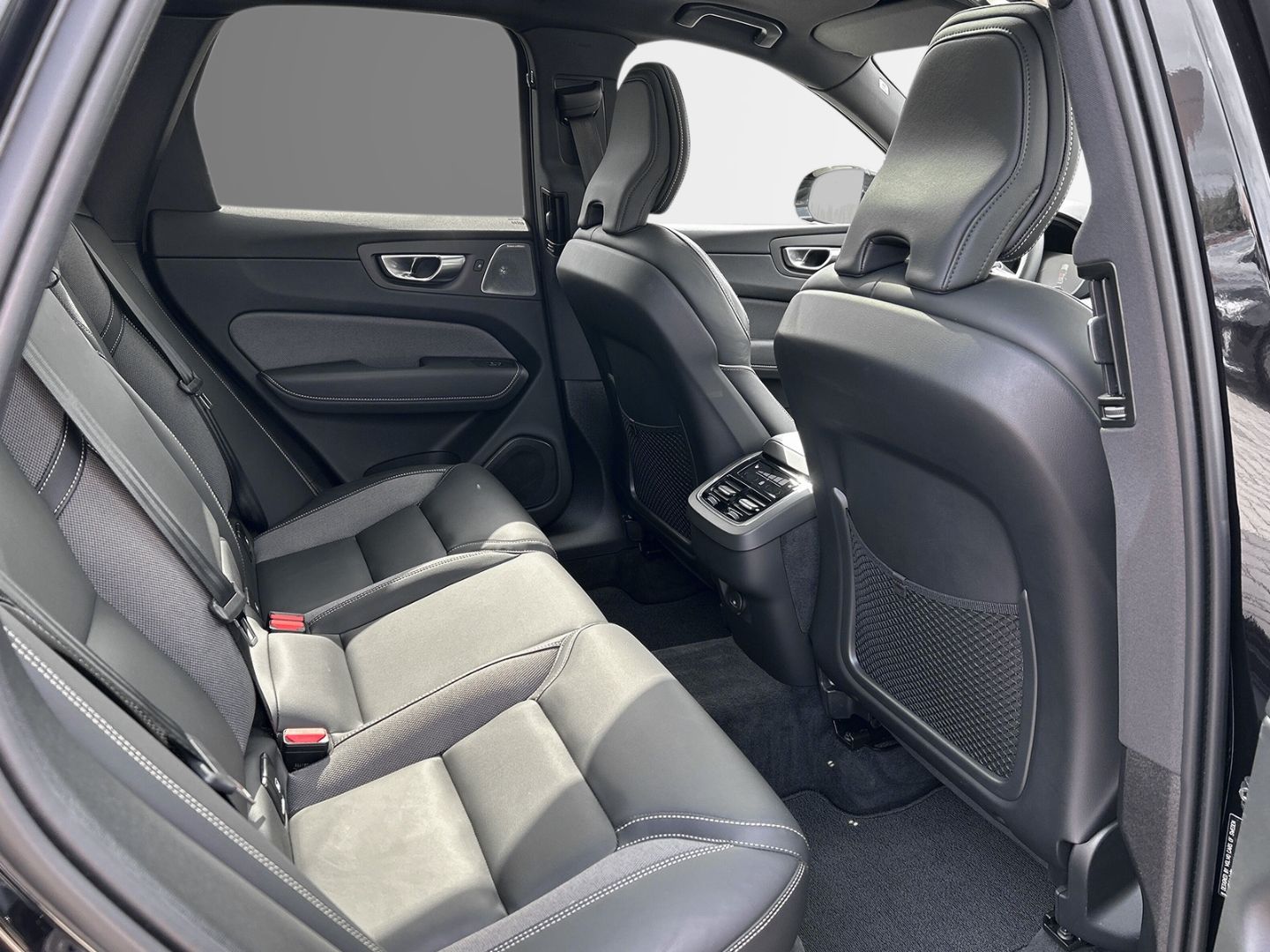 Volvo XC60 B4 Diesel AWD Ultimate Dark 20'' ACC AHK B& foto 5