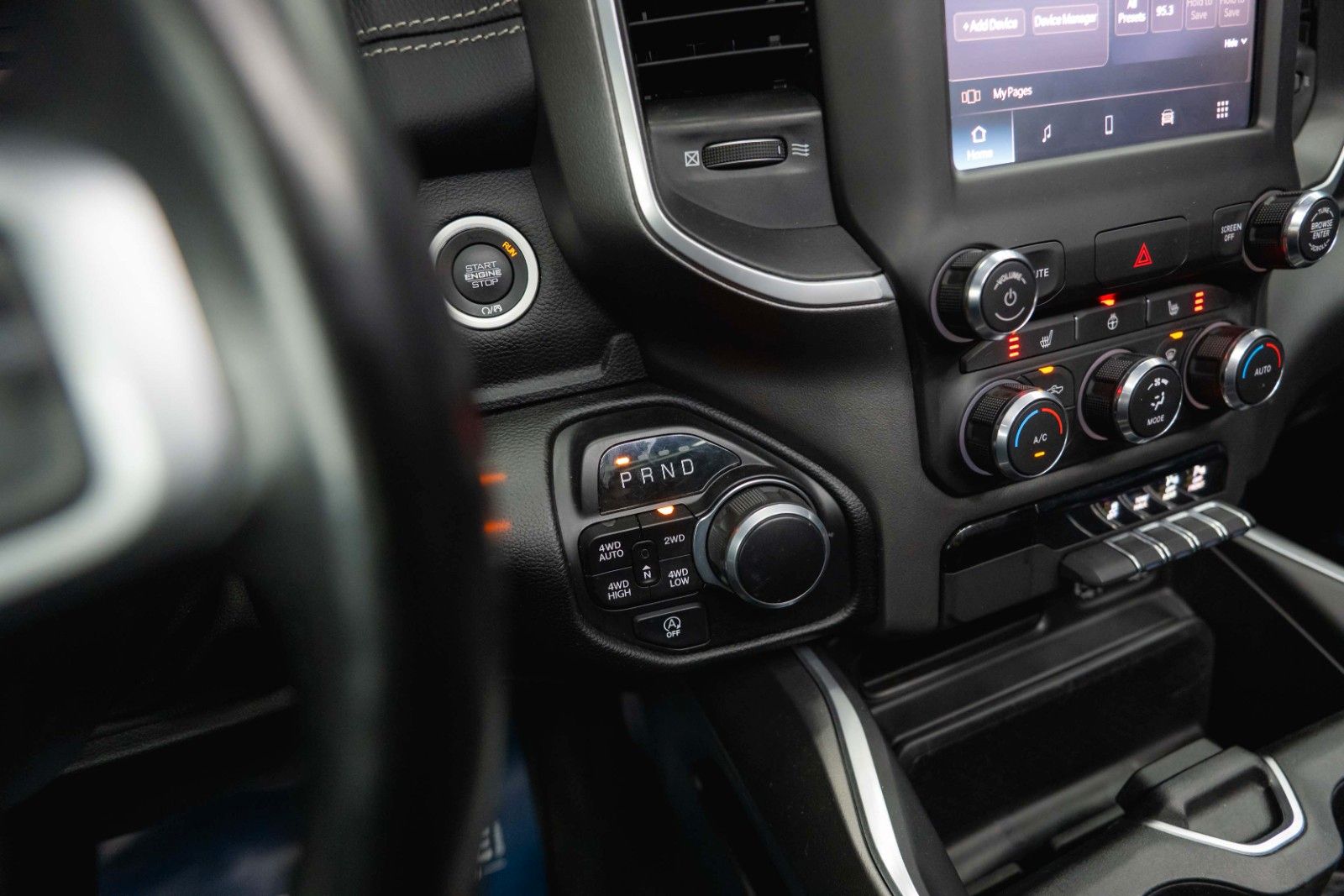 Fahrzeugabbildung Dodge RAM 5.7 V8 HEMI 4x4 Night LARAMIE Pano LED 19%