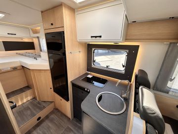 Sunlight Adventure T 67 10Navi Hubbett TV SOLAR Combi6E
