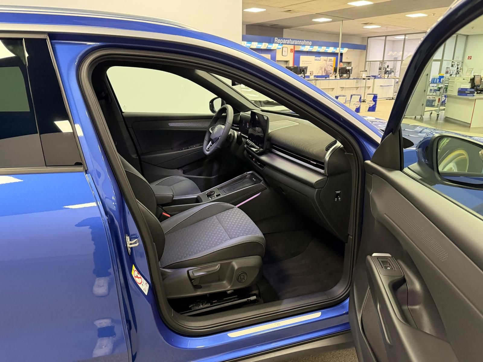 Fahrzeugabbildung Volkswagen T-Roc 1.5 eTSI DSG R-Line+AHK+ACC+TOTWINKEL+RFK+