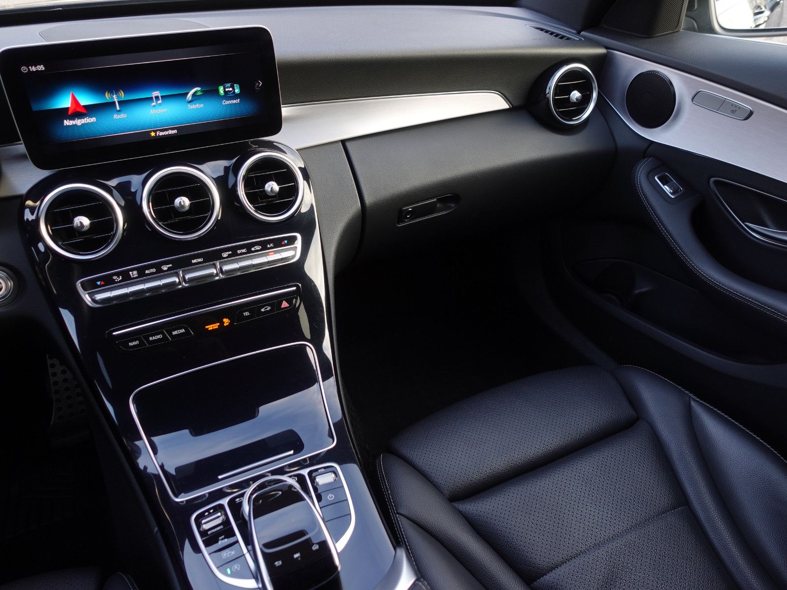 Fahrzeugabbildung Mercedes-Benz C 220d T 4MATIC 9G-T AMG Line Assist CarPlay RFK