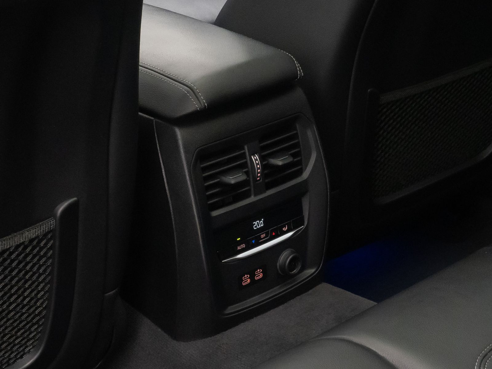 Fahrzeugabbildung BMW 320i Luxury Line Laser HUD Panorama Alarm AHK Hi
