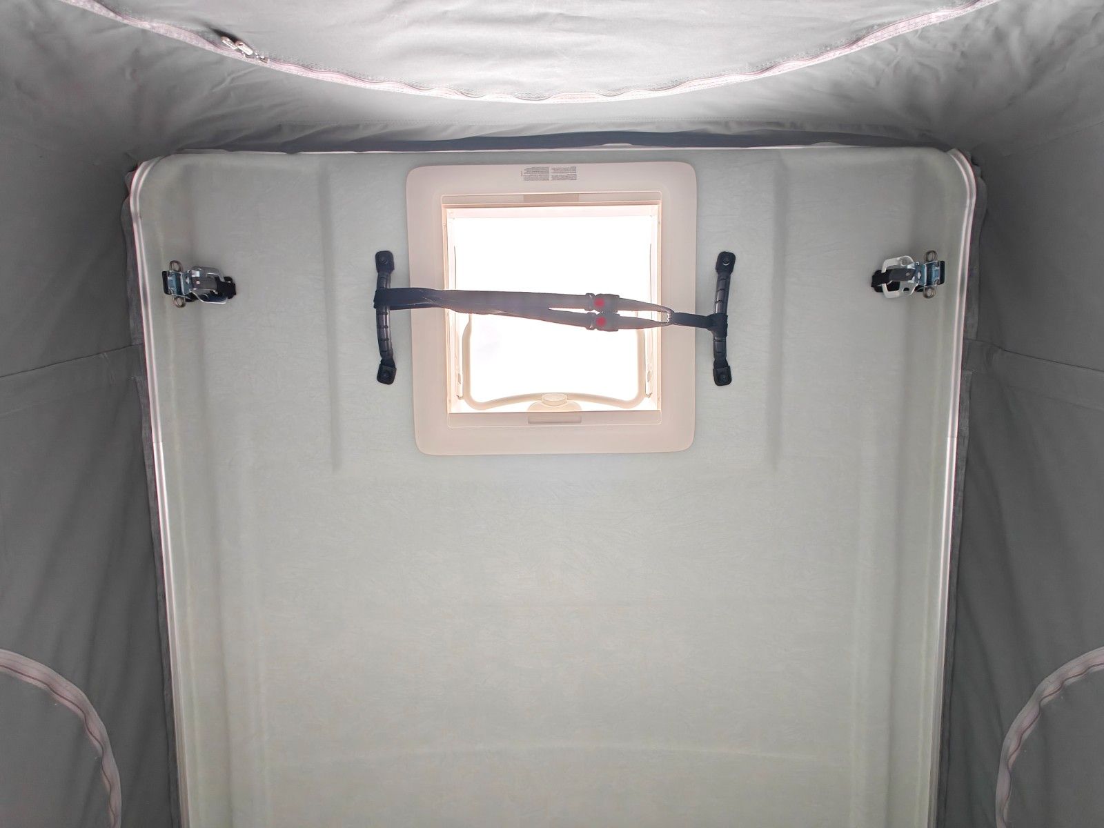 Fahrzeugabbildung HYMER / ERIBA / HYMERCAR Feeling 425 Schlafdach - JETZT 6.464€ SPAREN !!!