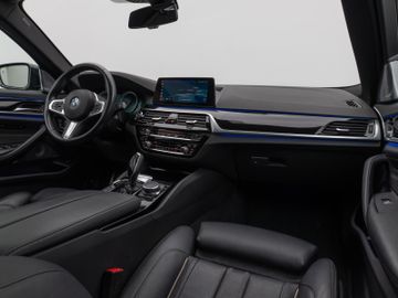 Fahrzeugabbildung BMW 540d xDr Tour HUD ACC Pano 360° Bowers & Wilkins