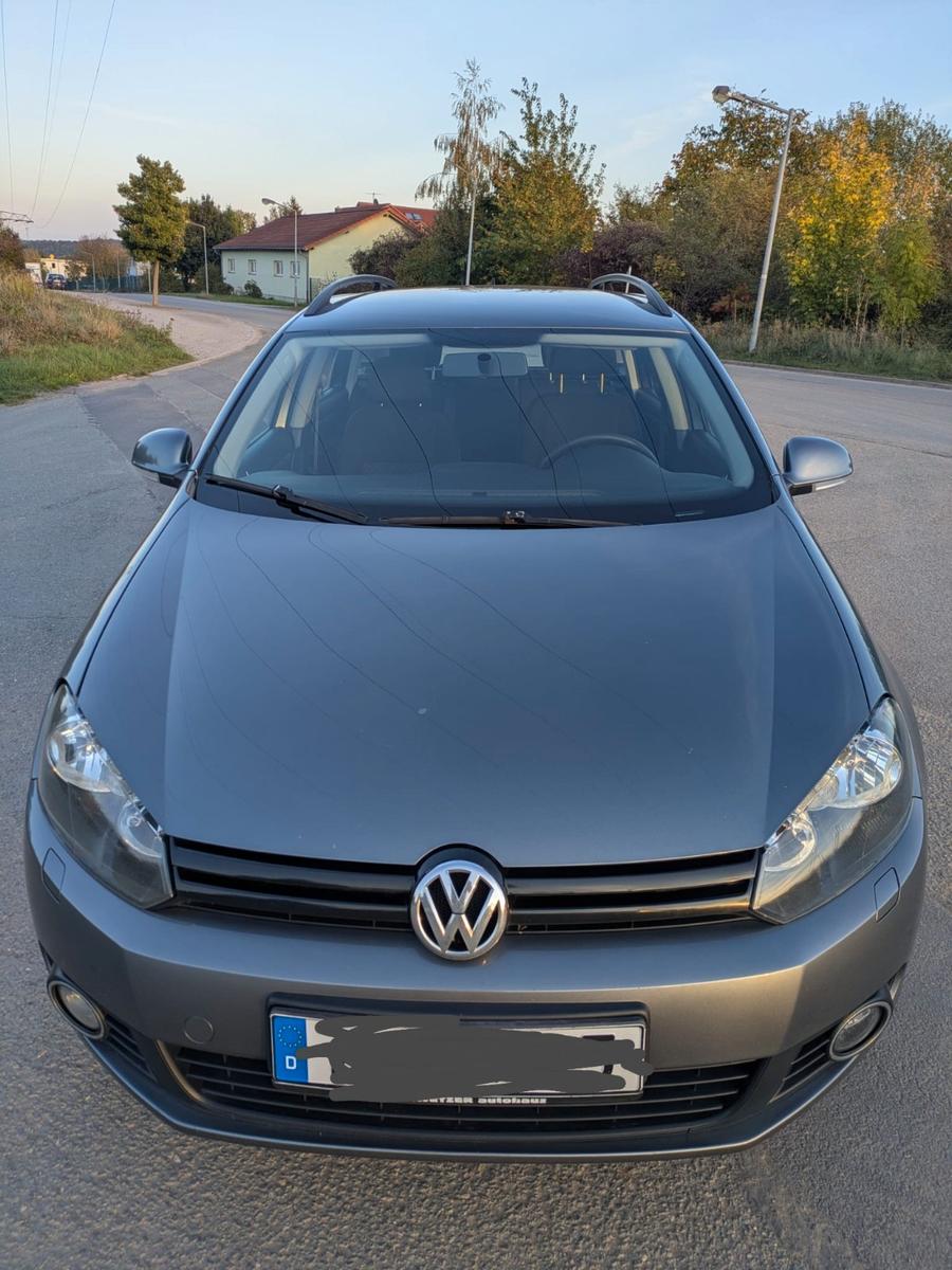 Volkswagen Golf 2011 — салон
